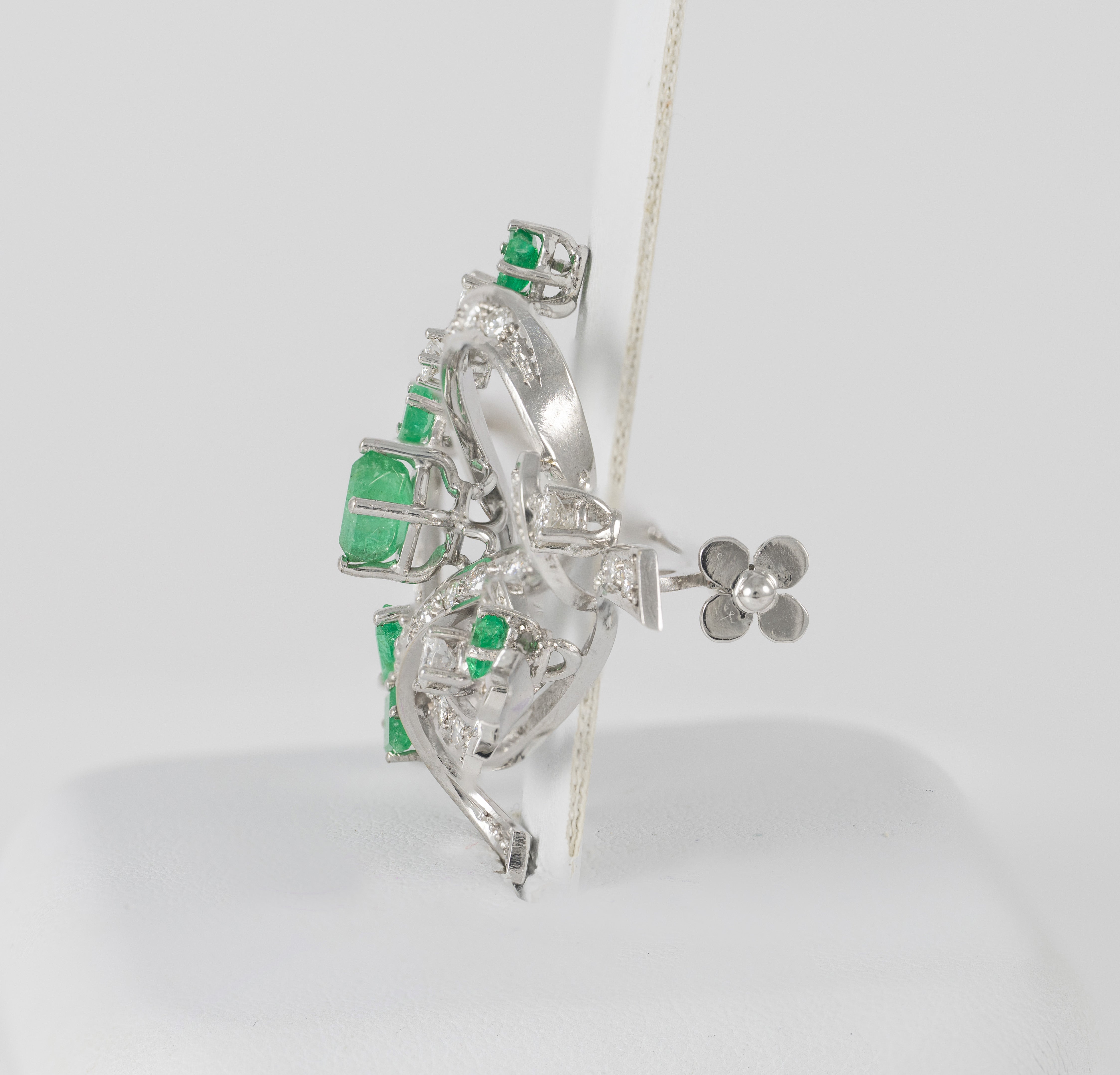 Broche antiguo en oro blanco 18k con esmeraldas y diamantes 1.34 ct