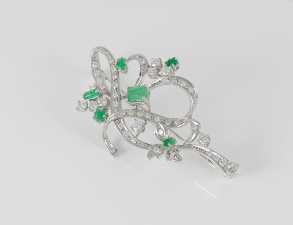 Broche antiguo en oro blanco 18k con esmeraldas y diamantes 1.34 ct