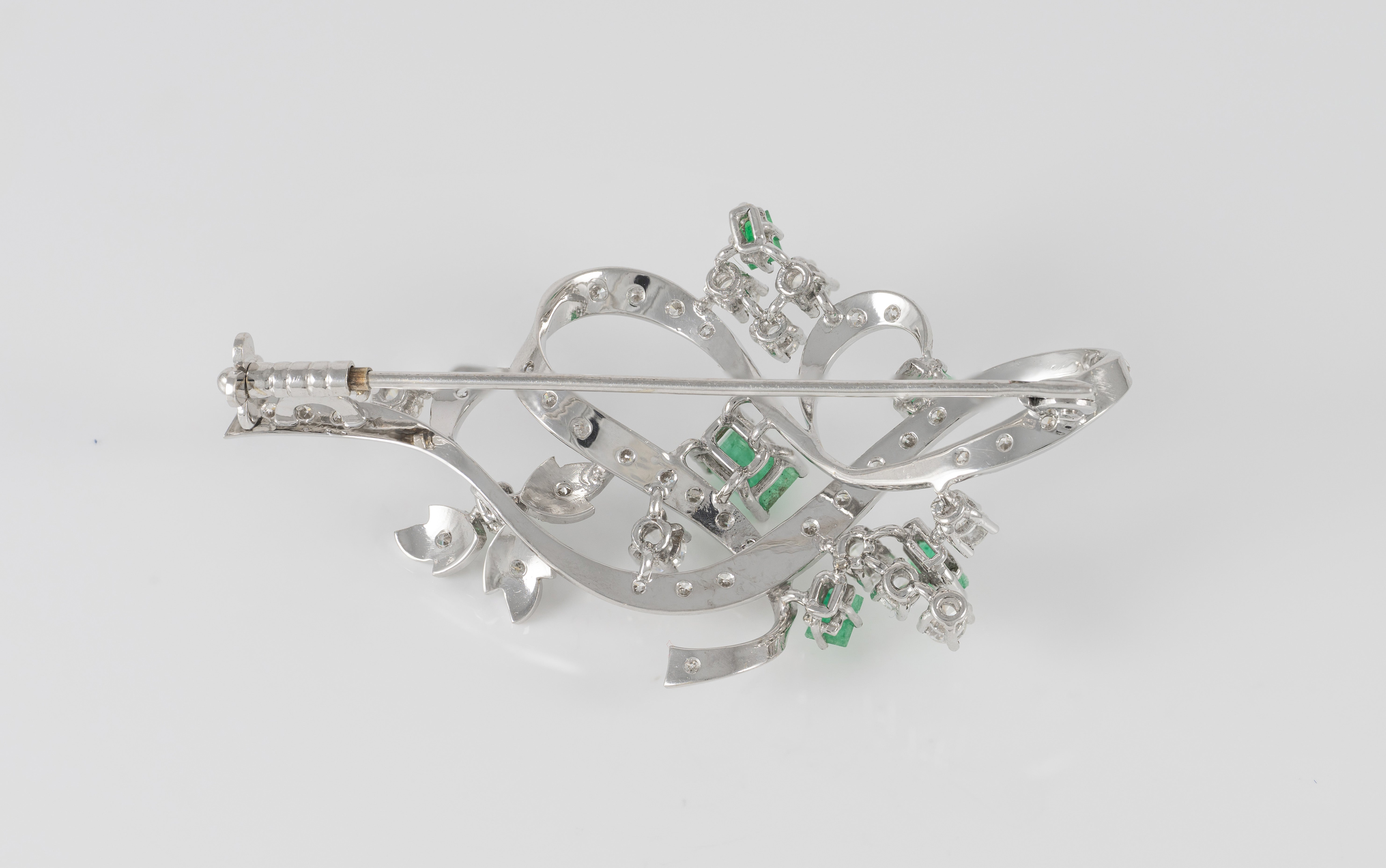Broche antiguo en oro blanco 18k con esmeraldas y diamantes 1.34 ct