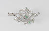 Broche antiguo en oro blanco 18k con esmeraldas y diamantes 1.34 ct