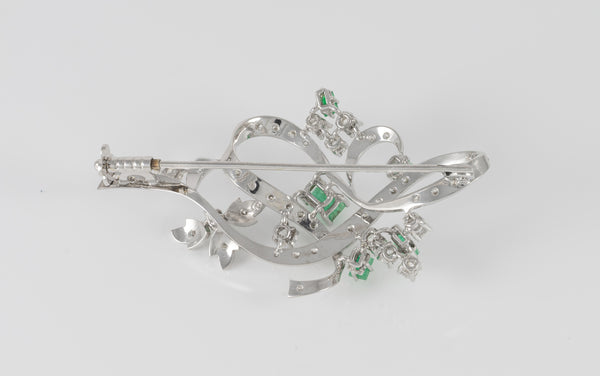 Broche antiguo en oro blanco 18k con esmeraldas y diamantes 1.34 ct