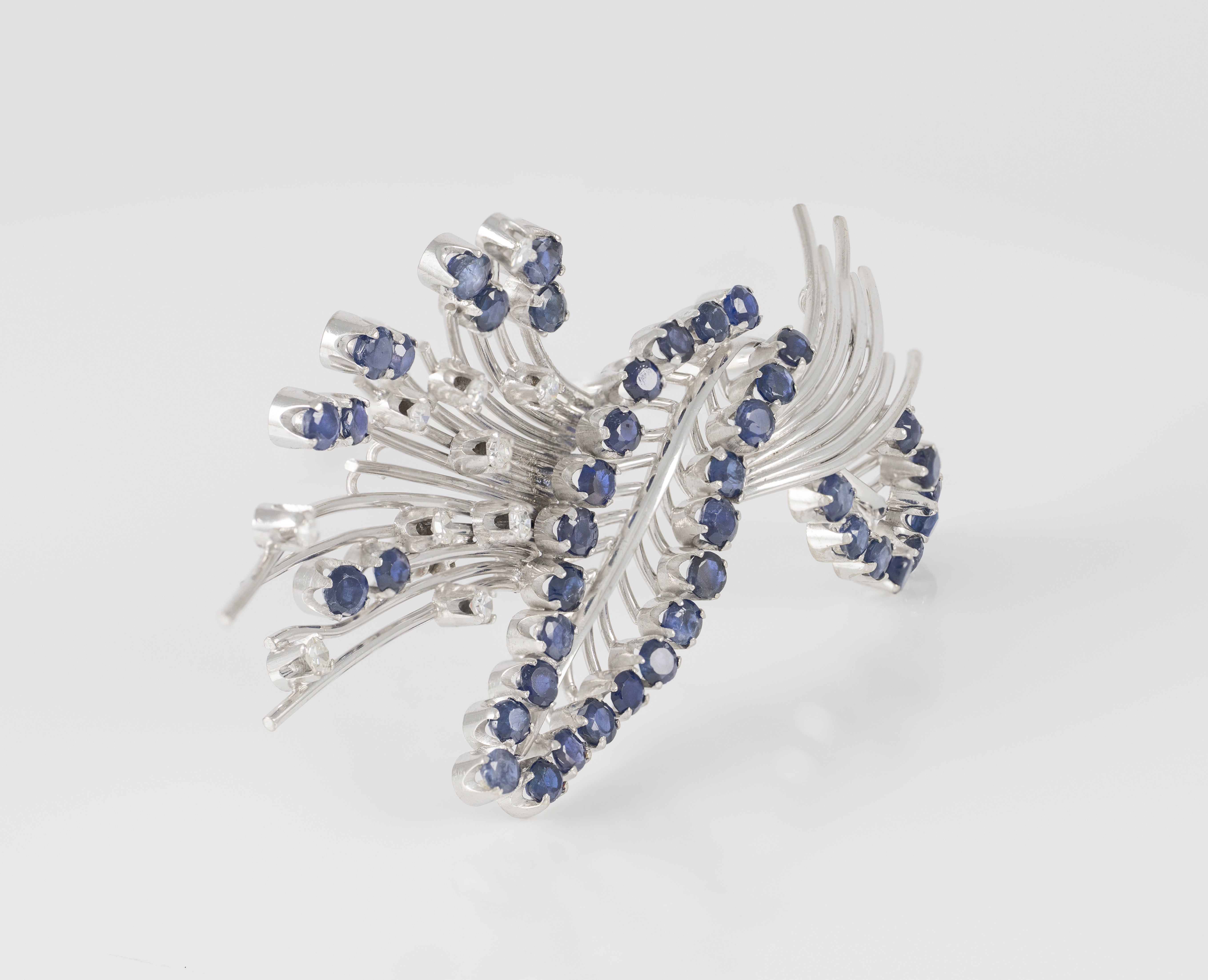 Broche vintage en oro blanco 18k con zafiros y brillantes