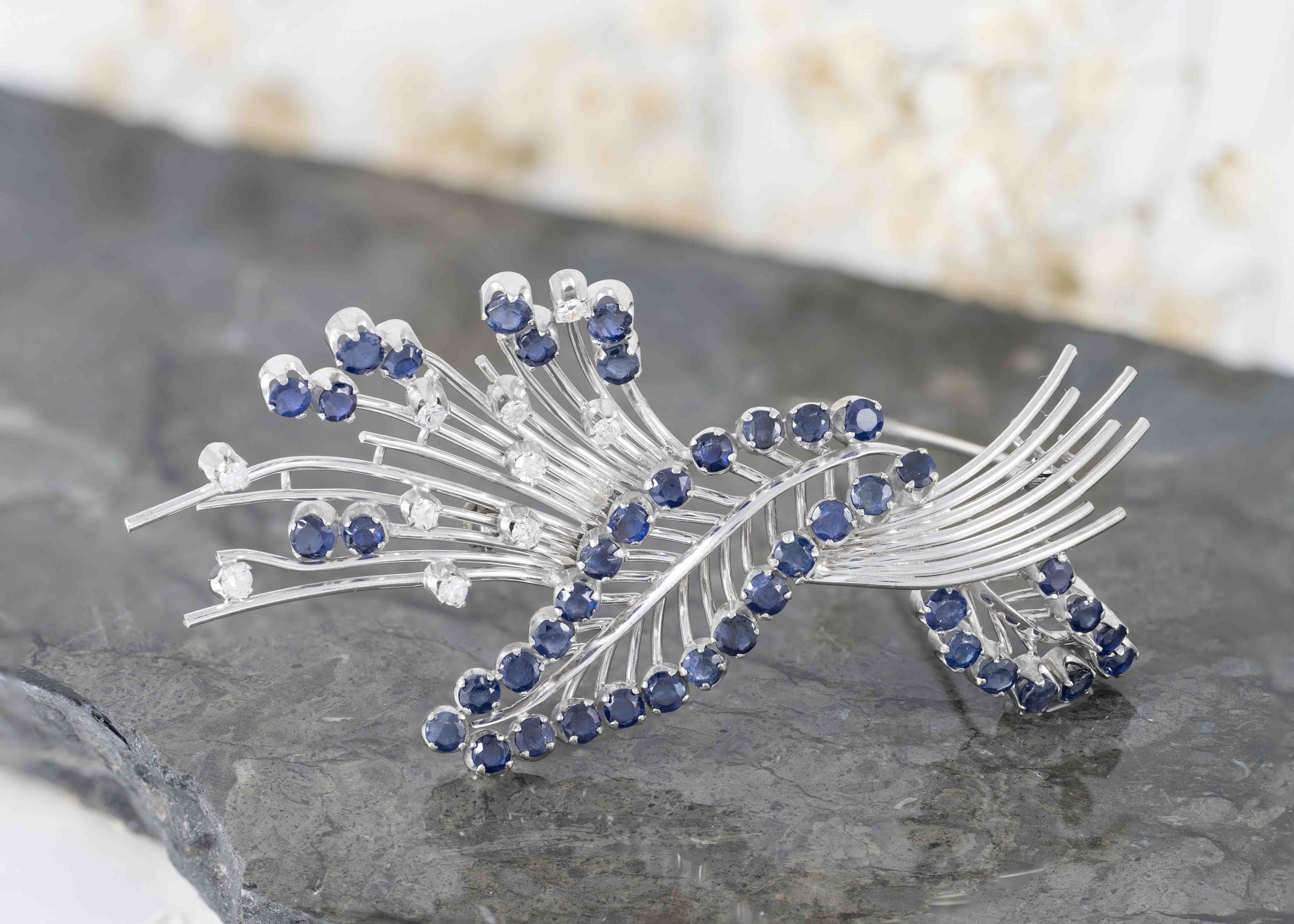 Broche vintage en oro blanco 18k con zafiros y brillantes