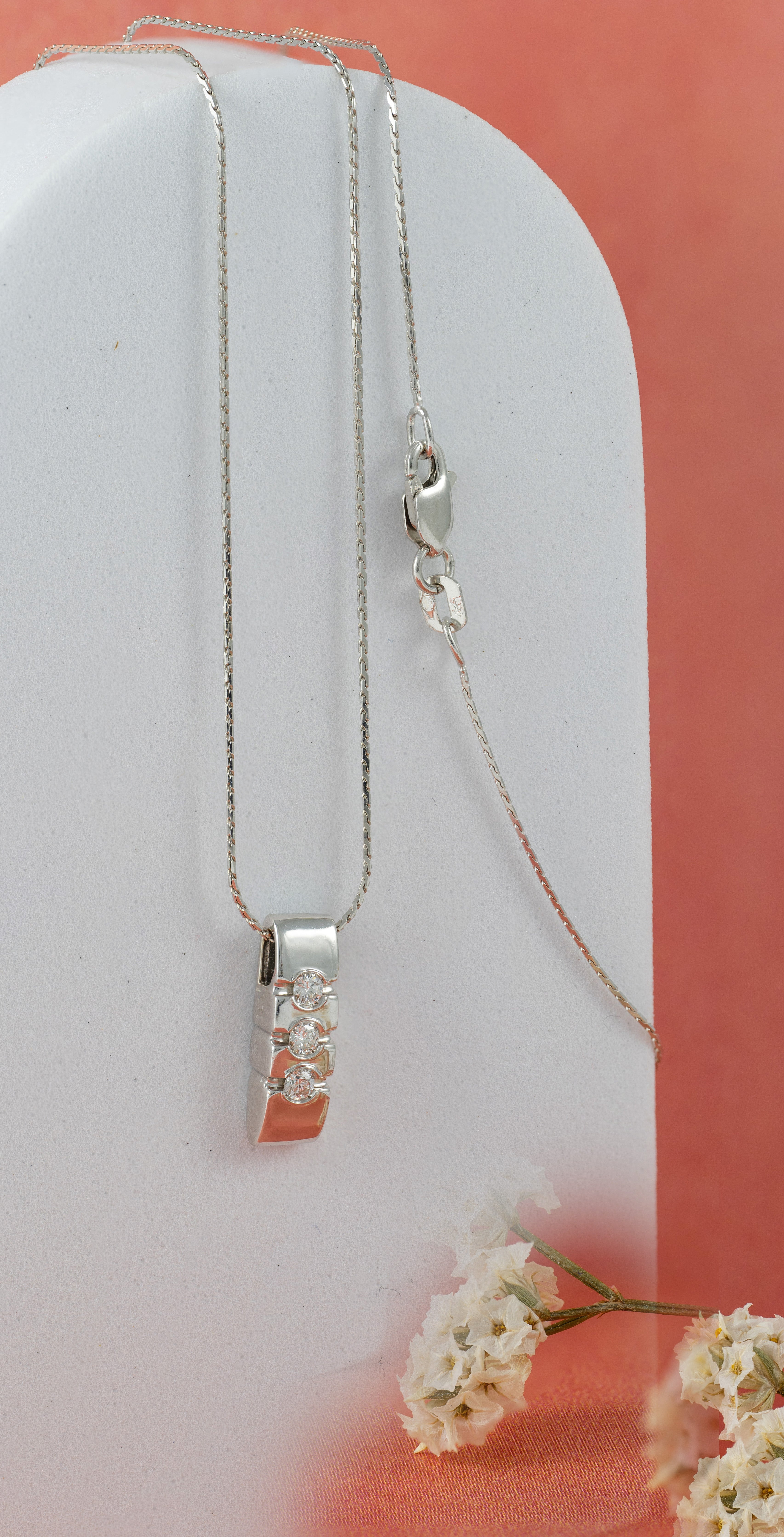 Cadena con colgante en oro blanco 18k y brillantes