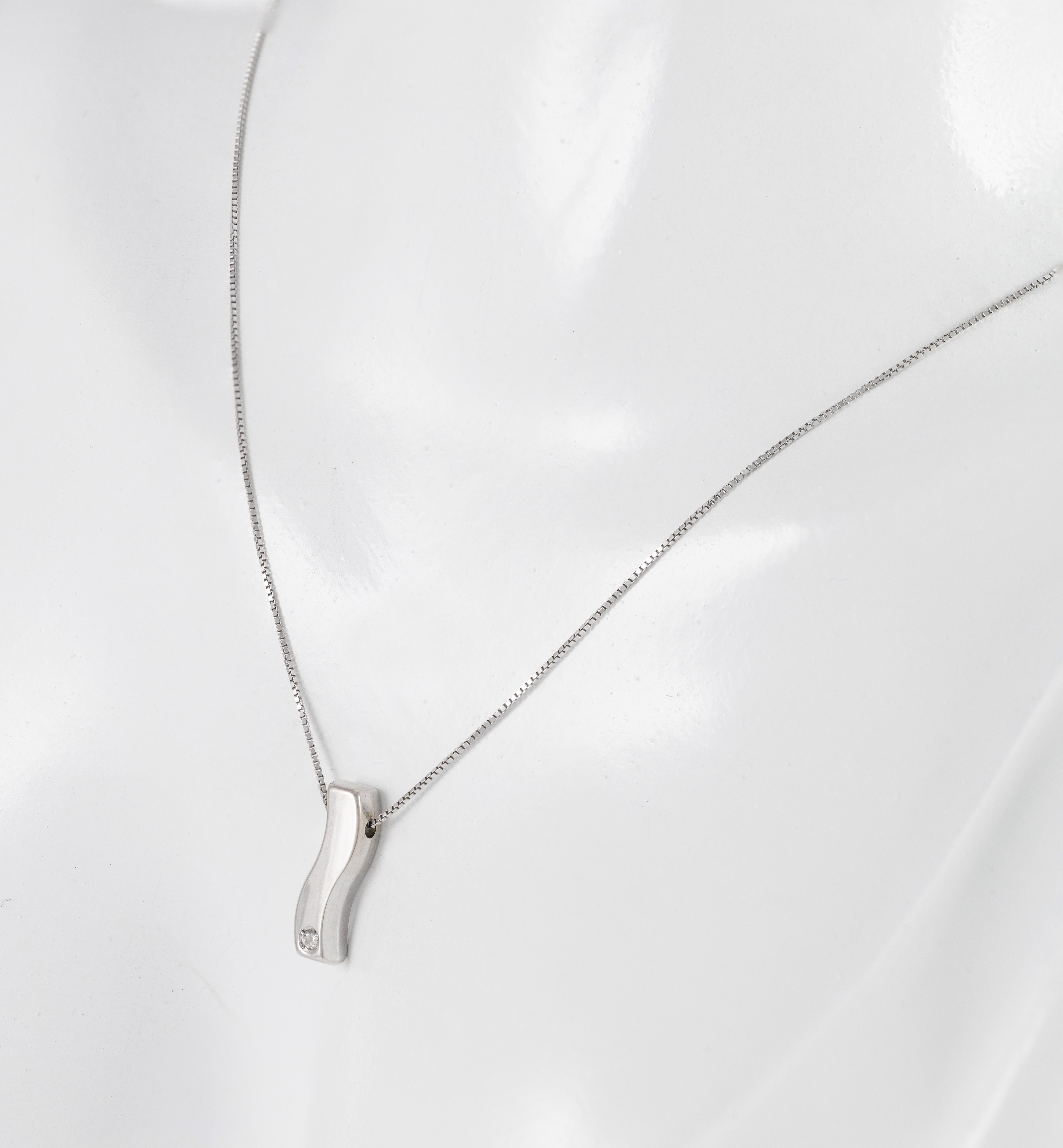 Cadena con colgante en oro blanco 18k con diamantes