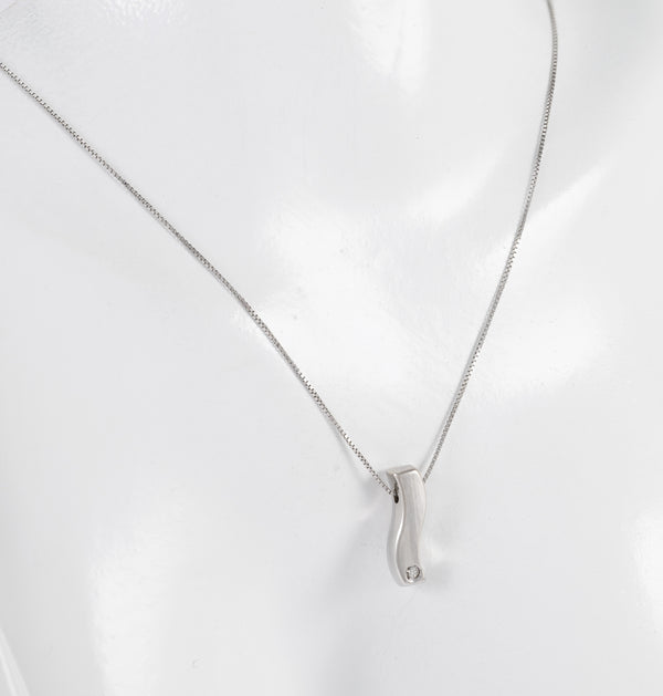 Cadena con colgante en oro blanco 18k con diamantes