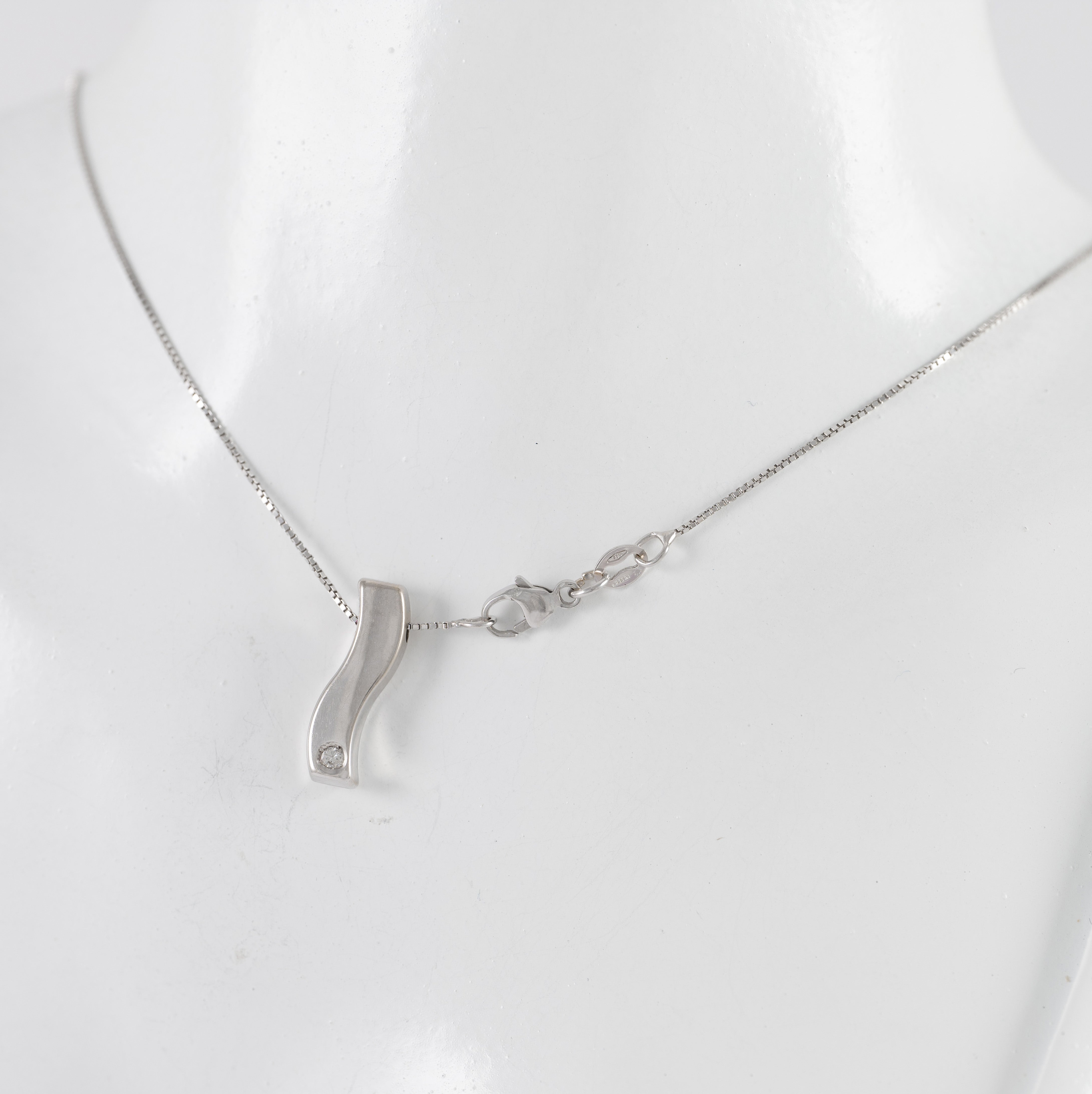 Cadena con colgante en oro blanco 18k con diamantes