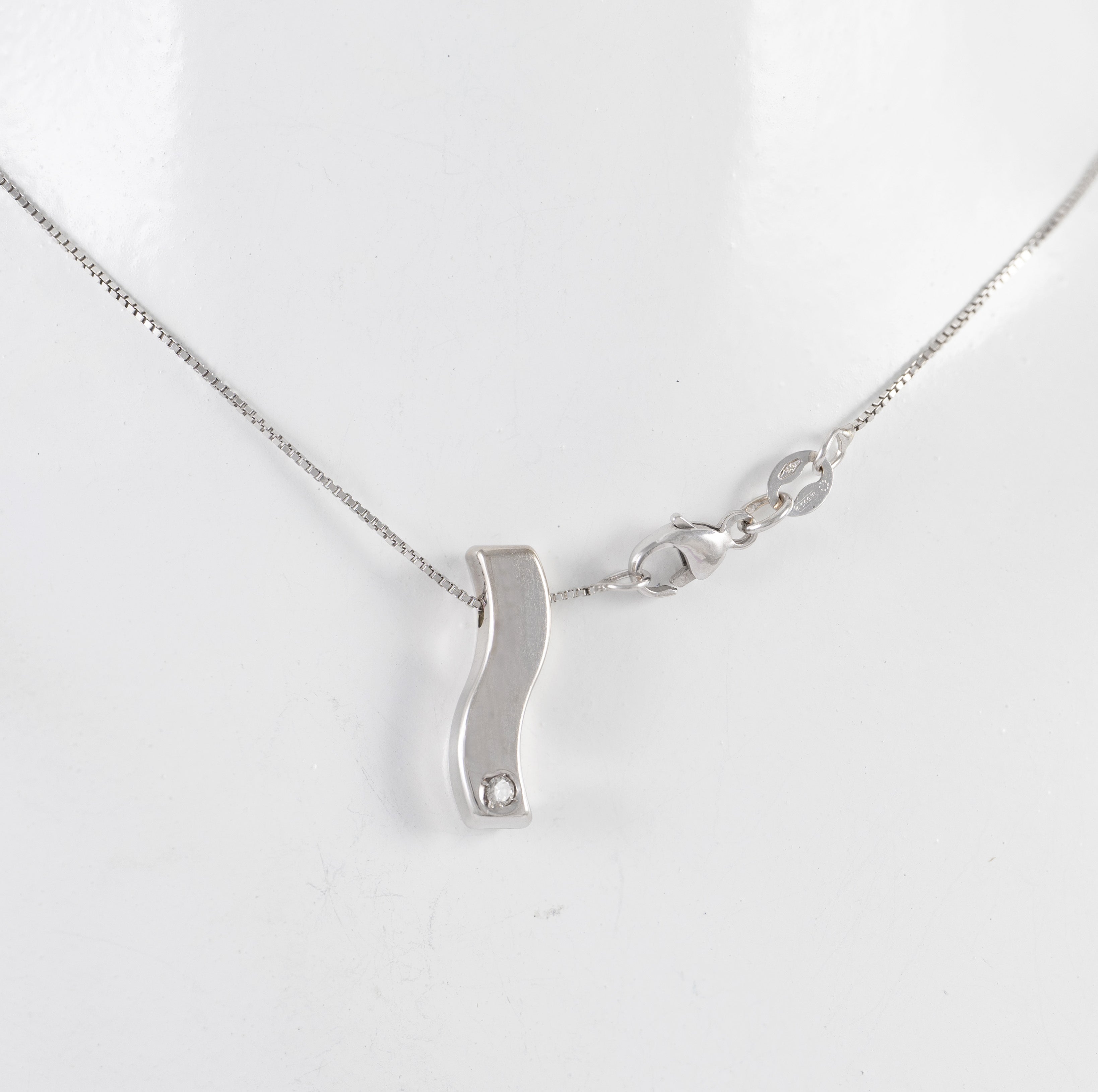 Cadena con colgante en oro blanco 18k con diamantes