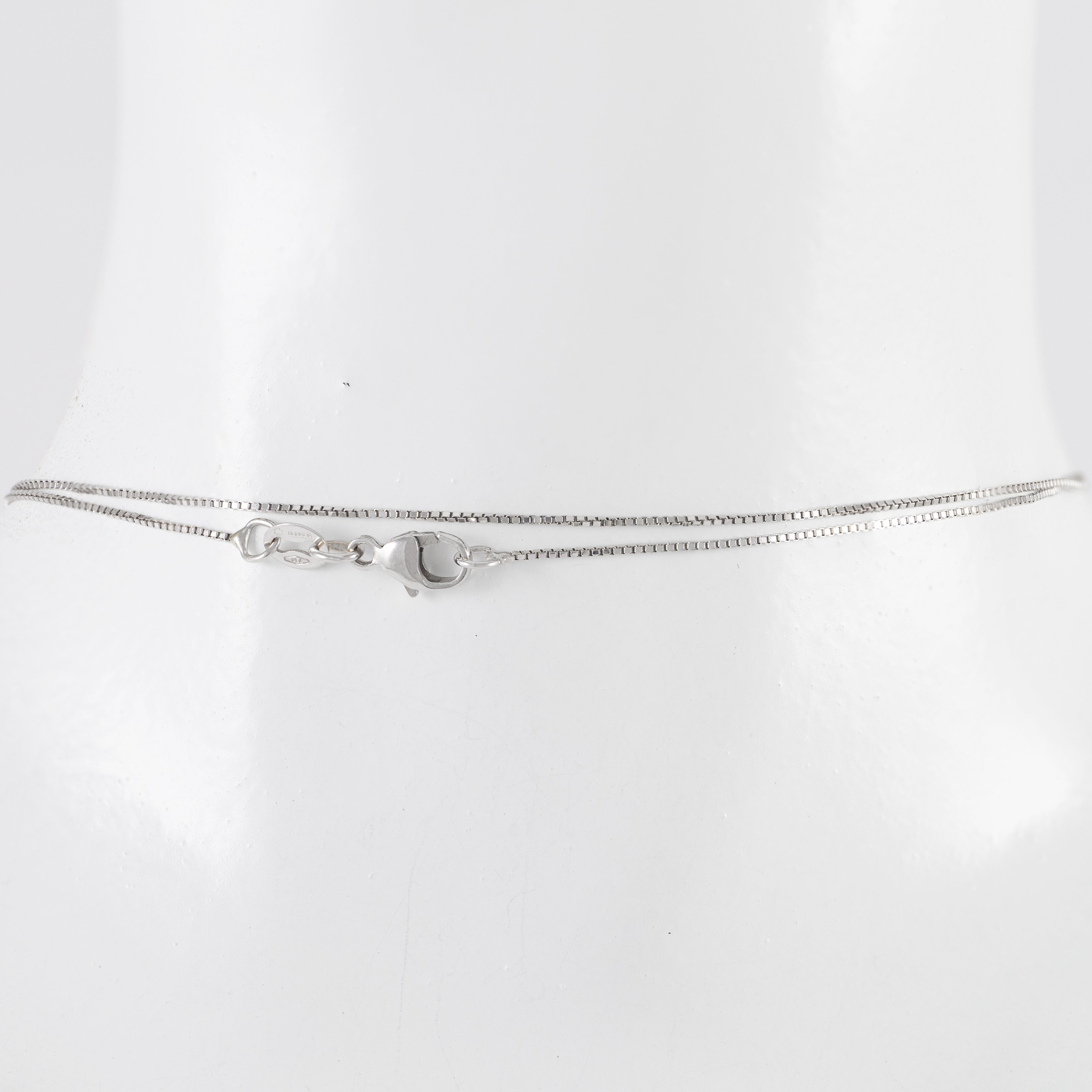 Cadena con colgante en oro blanco 18k con diamantes