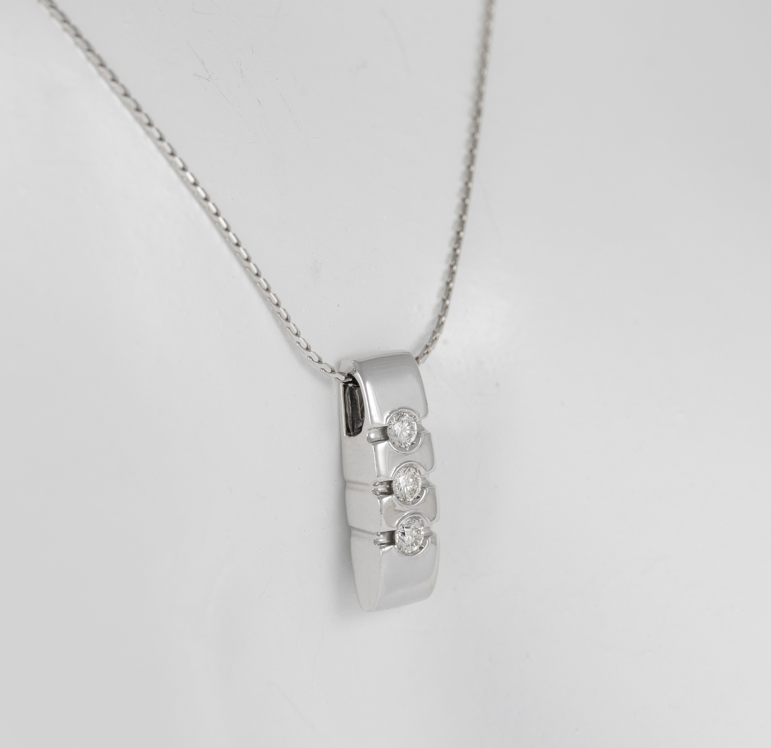 Cadena con colgante en oro blanco 18k y brillantes