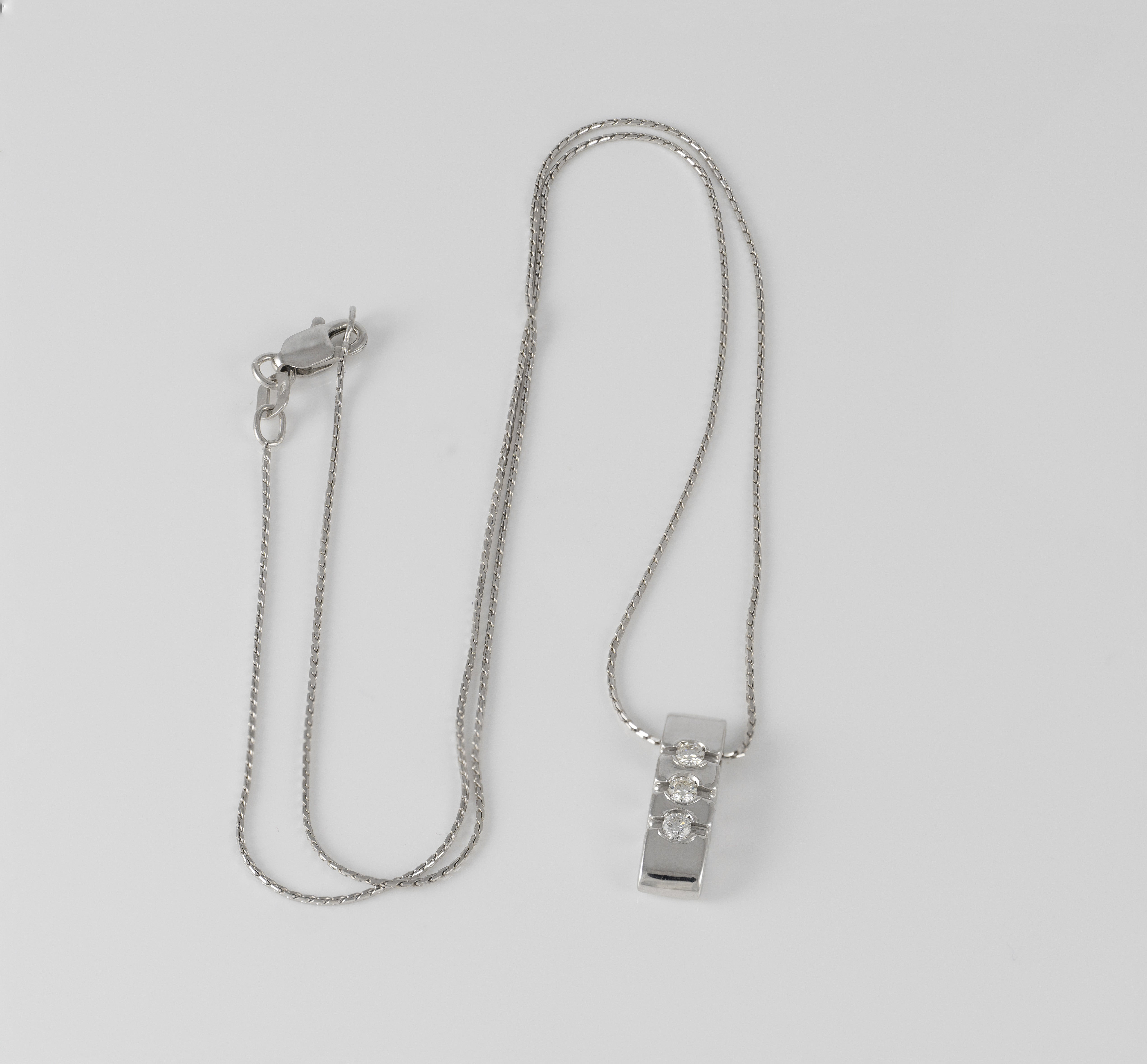 Cadena con colgante en oro blanco 18k y brillantes