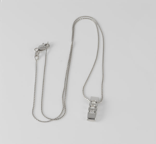 Cadena con colgante en oro blanco 18k y brillantes