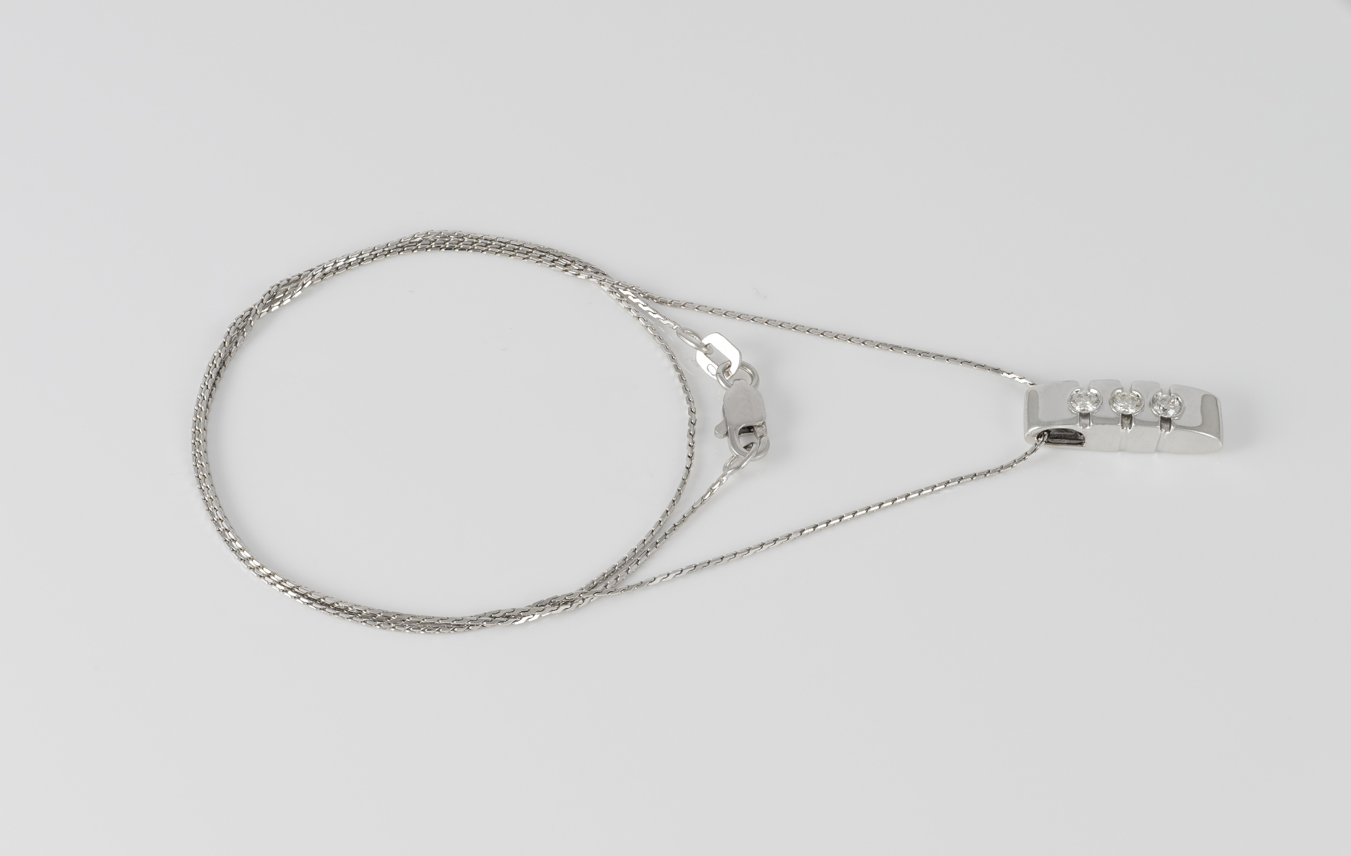 Cadena con colgante en oro blanco 18k y brillantes