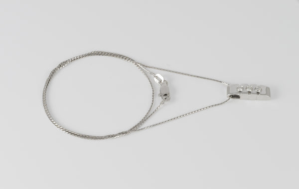 Cadena con colgante en oro blanco 18k y brillantes