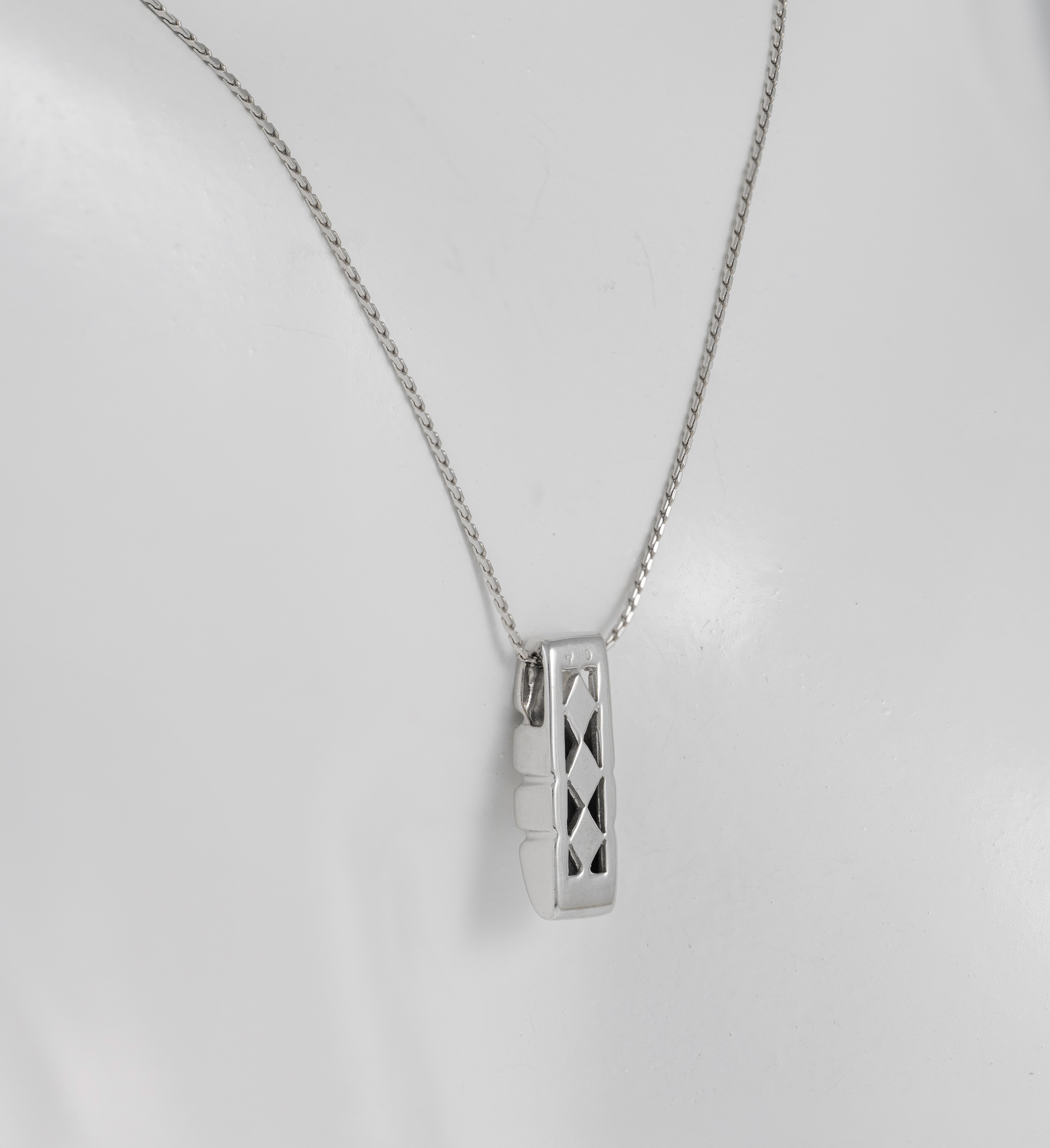 Cadena con colgante en oro blanco 18k y brillantes