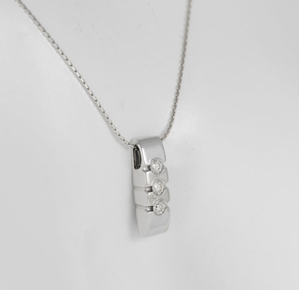 Cadena con colgante en oro blanco 18k y brillantes