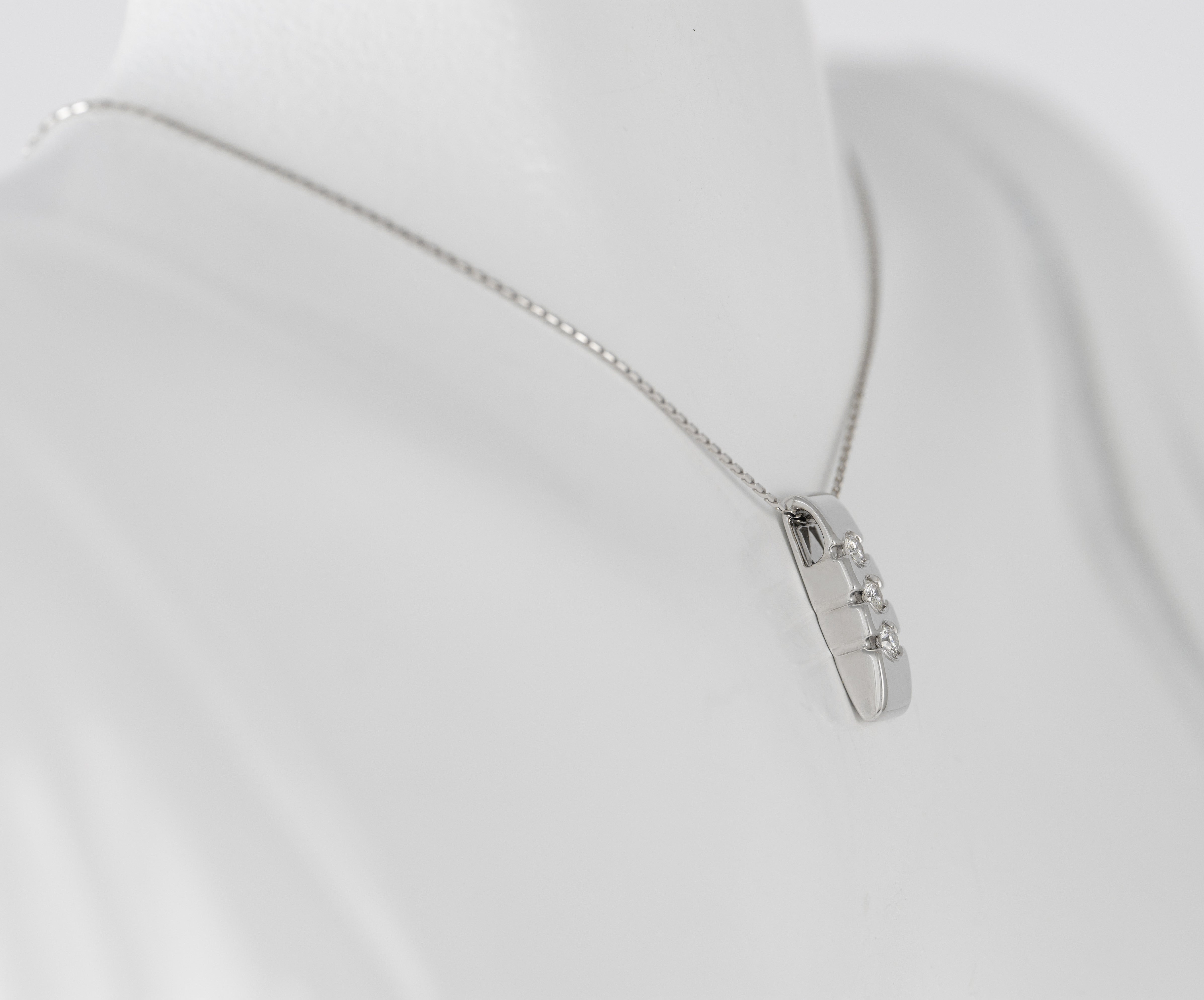 Cadena con colgante en oro blanco 18k y brillantes