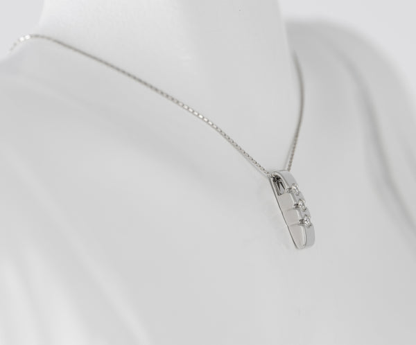 Cadena con colgante en oro blanco 18k y brillantes