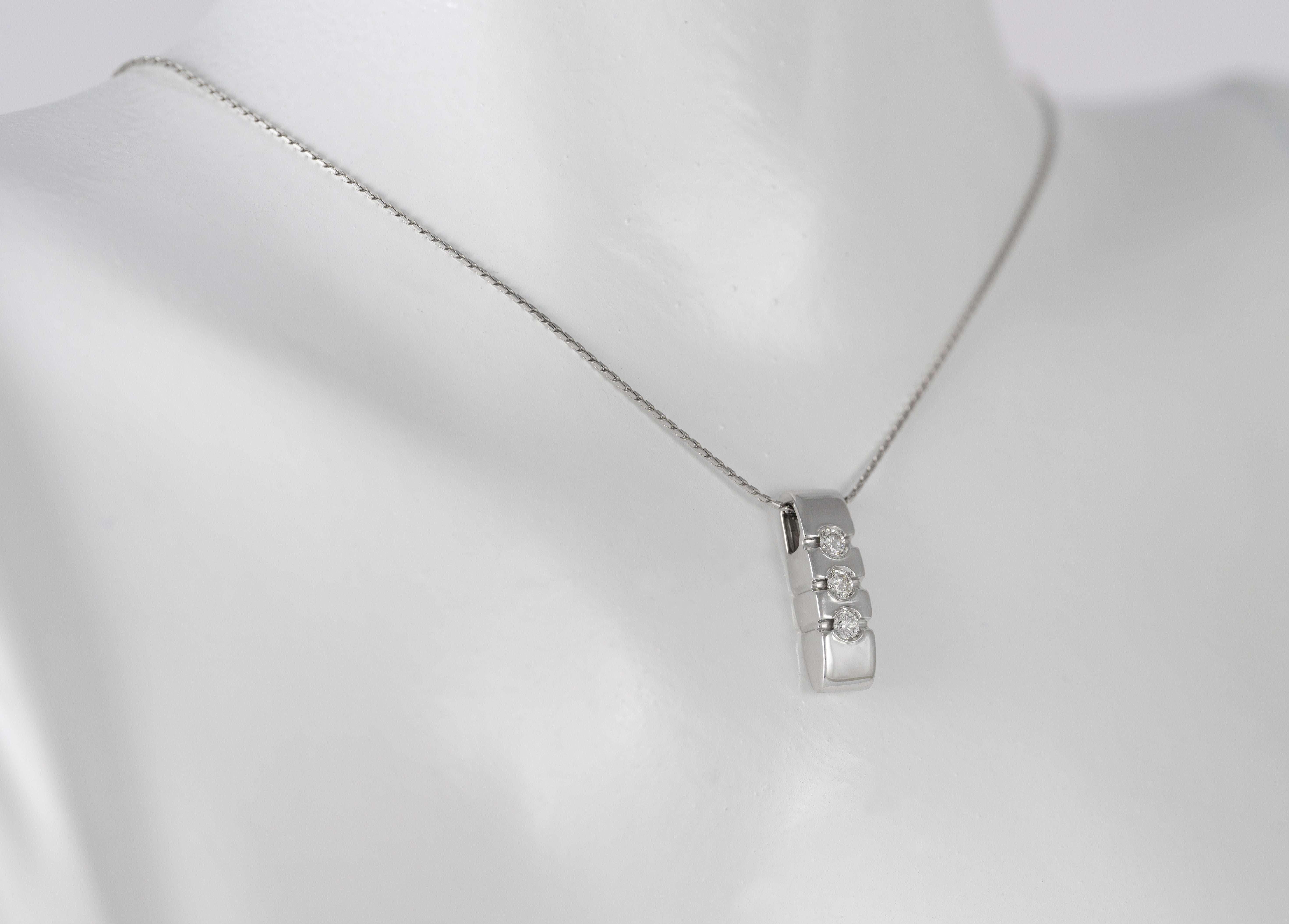 Cadena con colgante en oro blanco 18k y brillantes