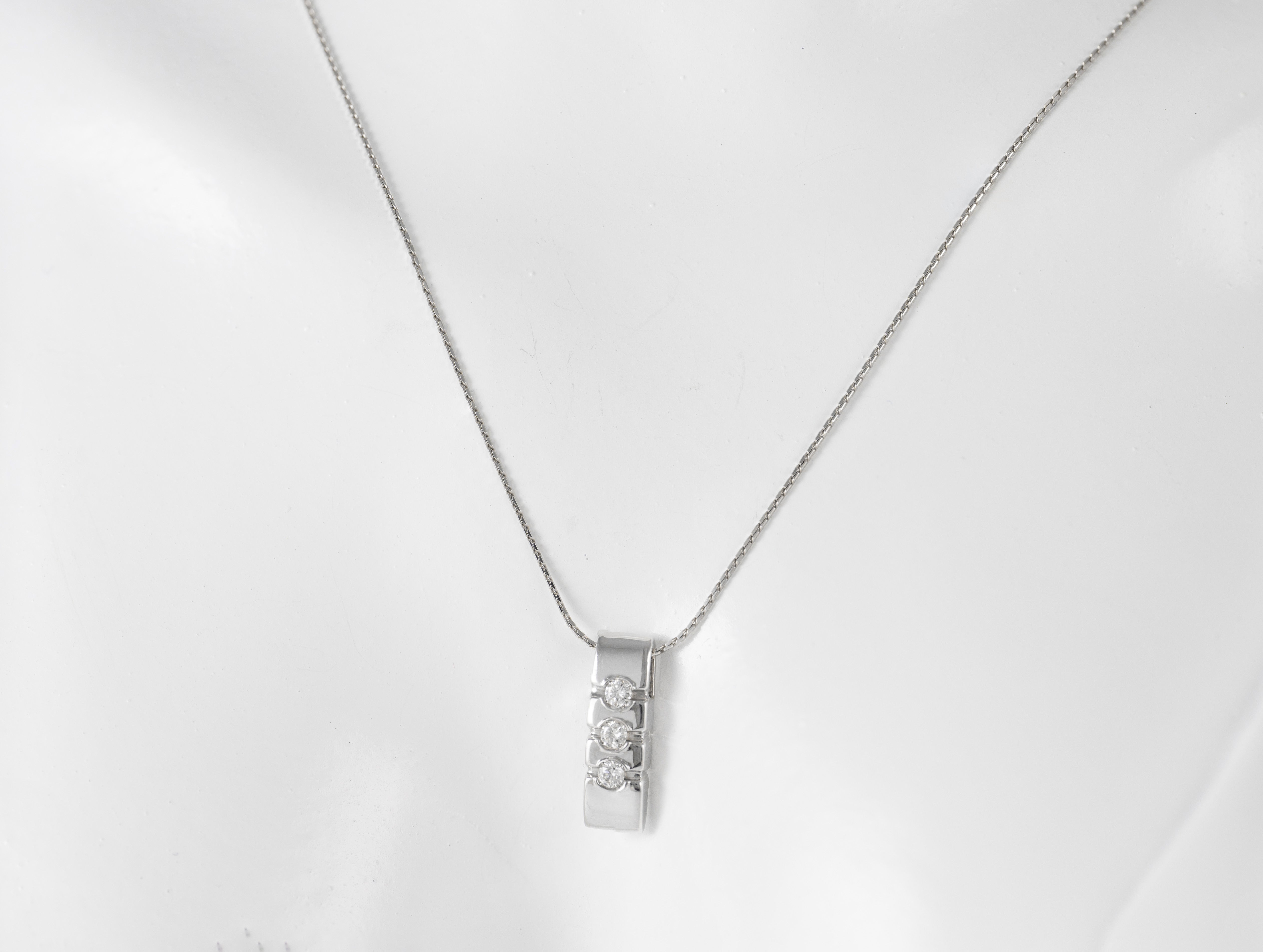 Cadena con colgante en oro blanco 18k y brillantes