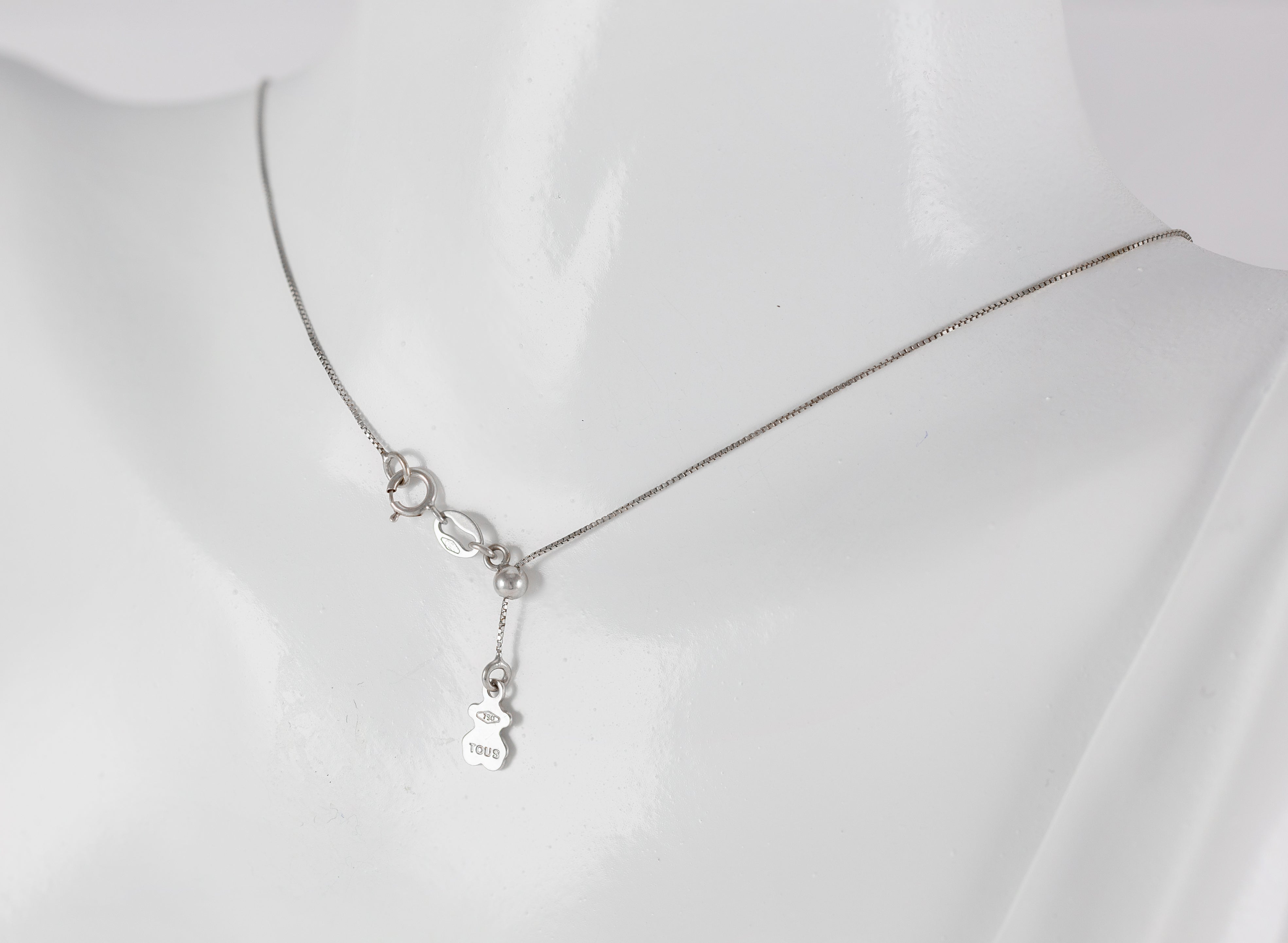 Cadena Tous ajustable en oro blanco 18k con colgante oso
