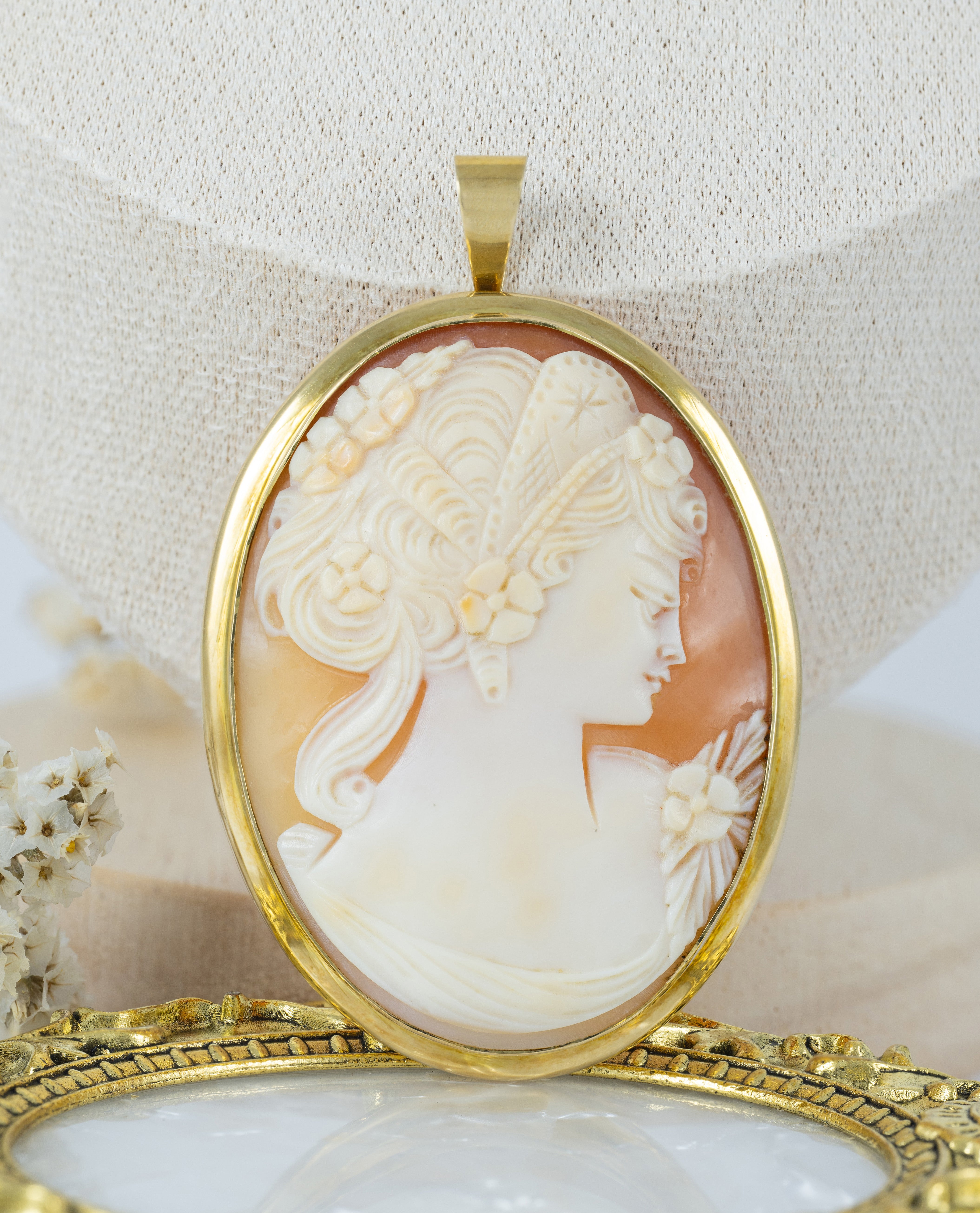 Colgante antiguo en oro amarillo 18k con nácar tallado a mano