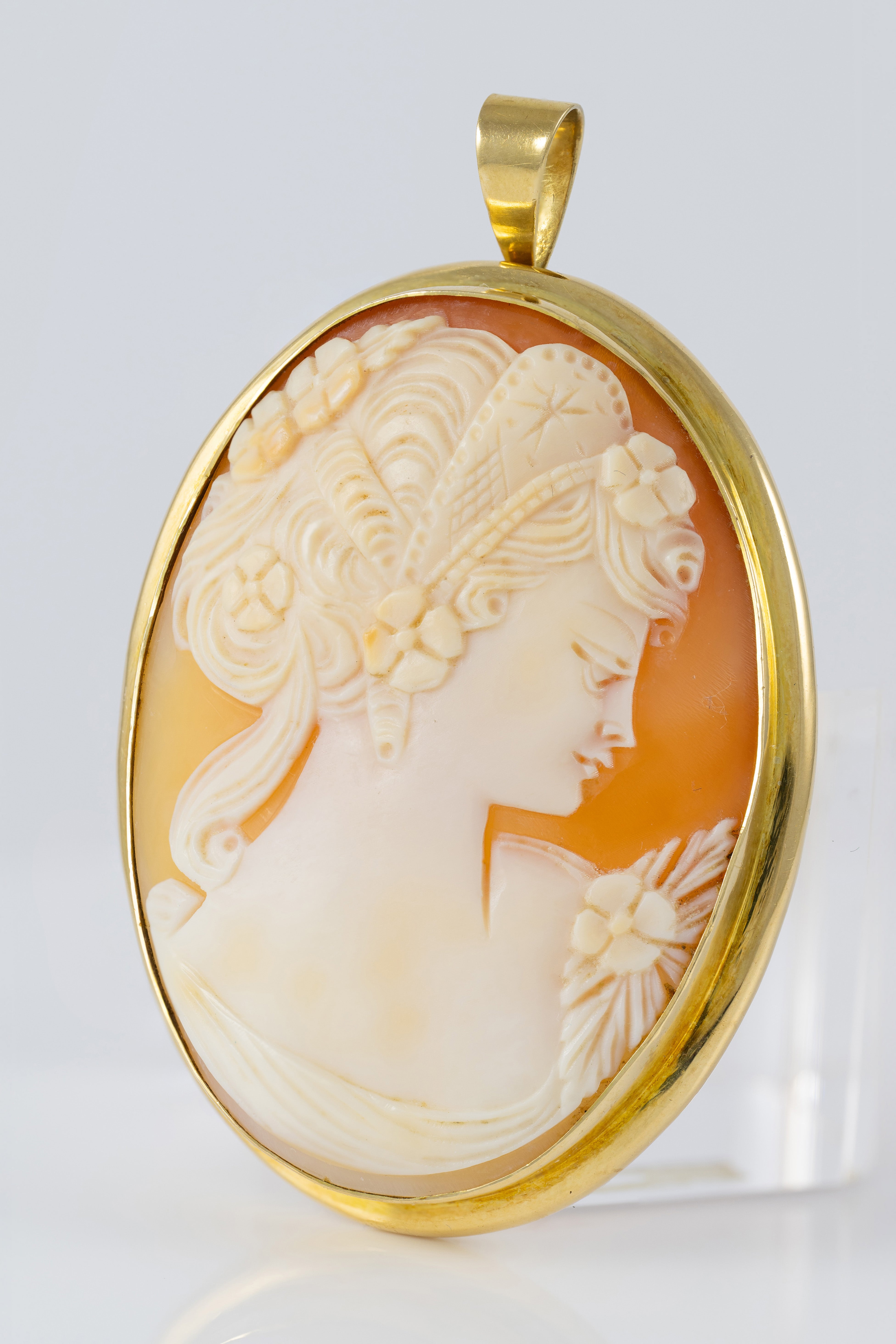 Colgante antiguo en oro amarillo 18k con nácar tallado a mano