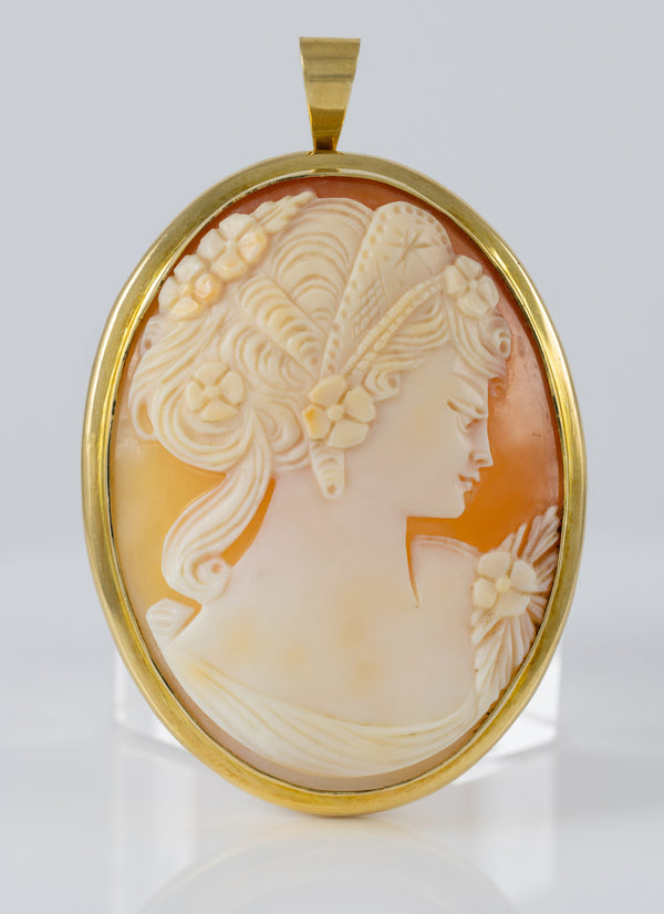 Colgante antiguo en oro amarillo 18k con nácar tallado a mano