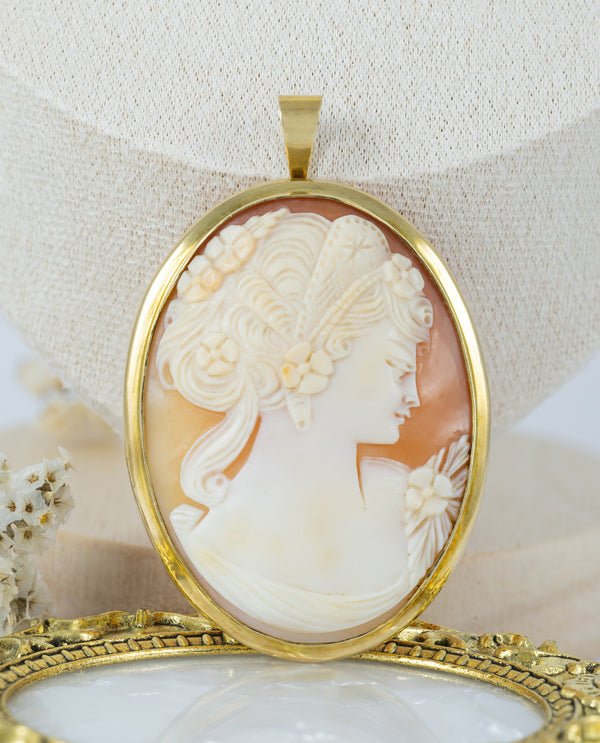 Colgante antiguo en oro amarillo 18k con nácar tallado a mano