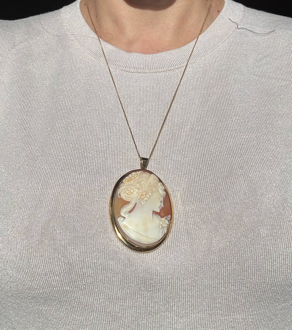 Colgante antiguo en oro amarillo 18k con nácar tallado a mano