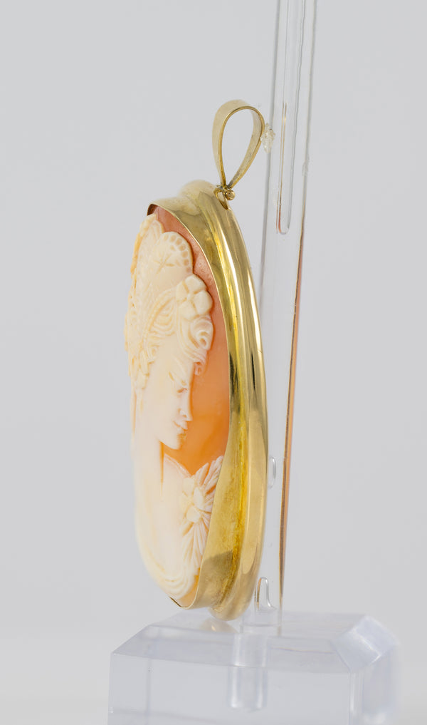 Colgante antiguo en oro amarillo 18k con nácar tallado a mano