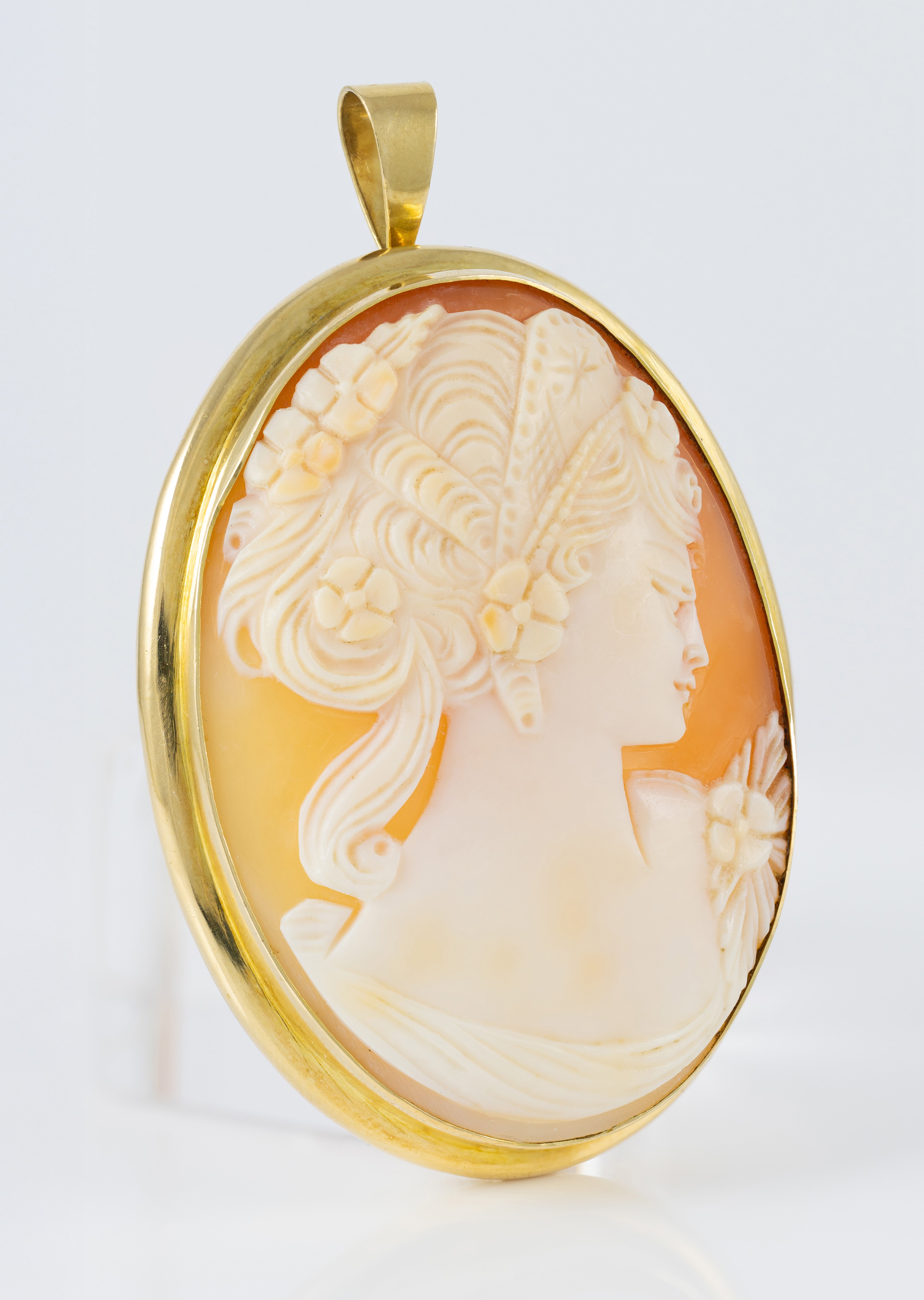 Colgante antiguo en oro amarillo 18k con nácar tallado a mano