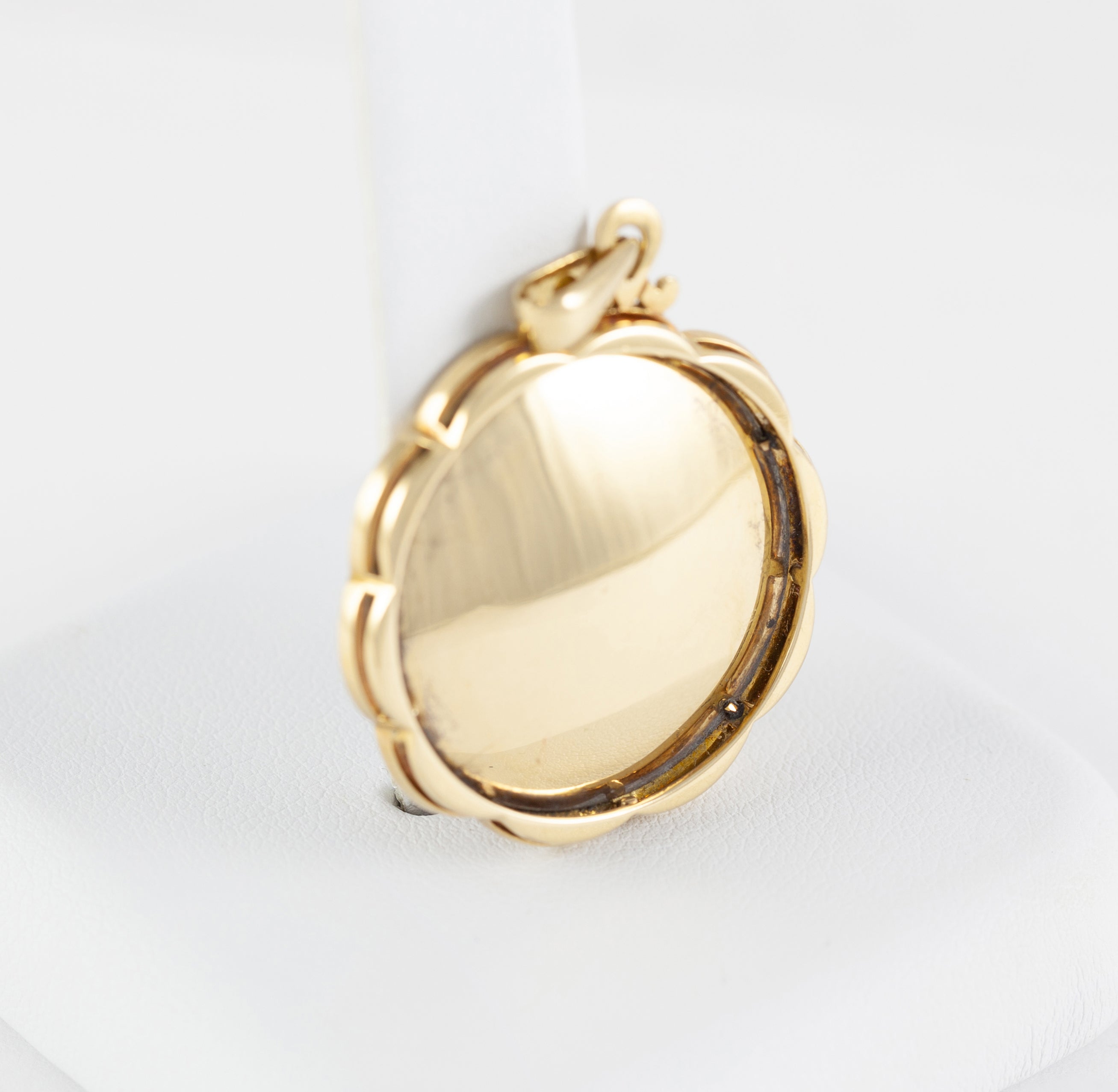 Colgante antiguo de oro amarillo 18k y porcelana esmaltada