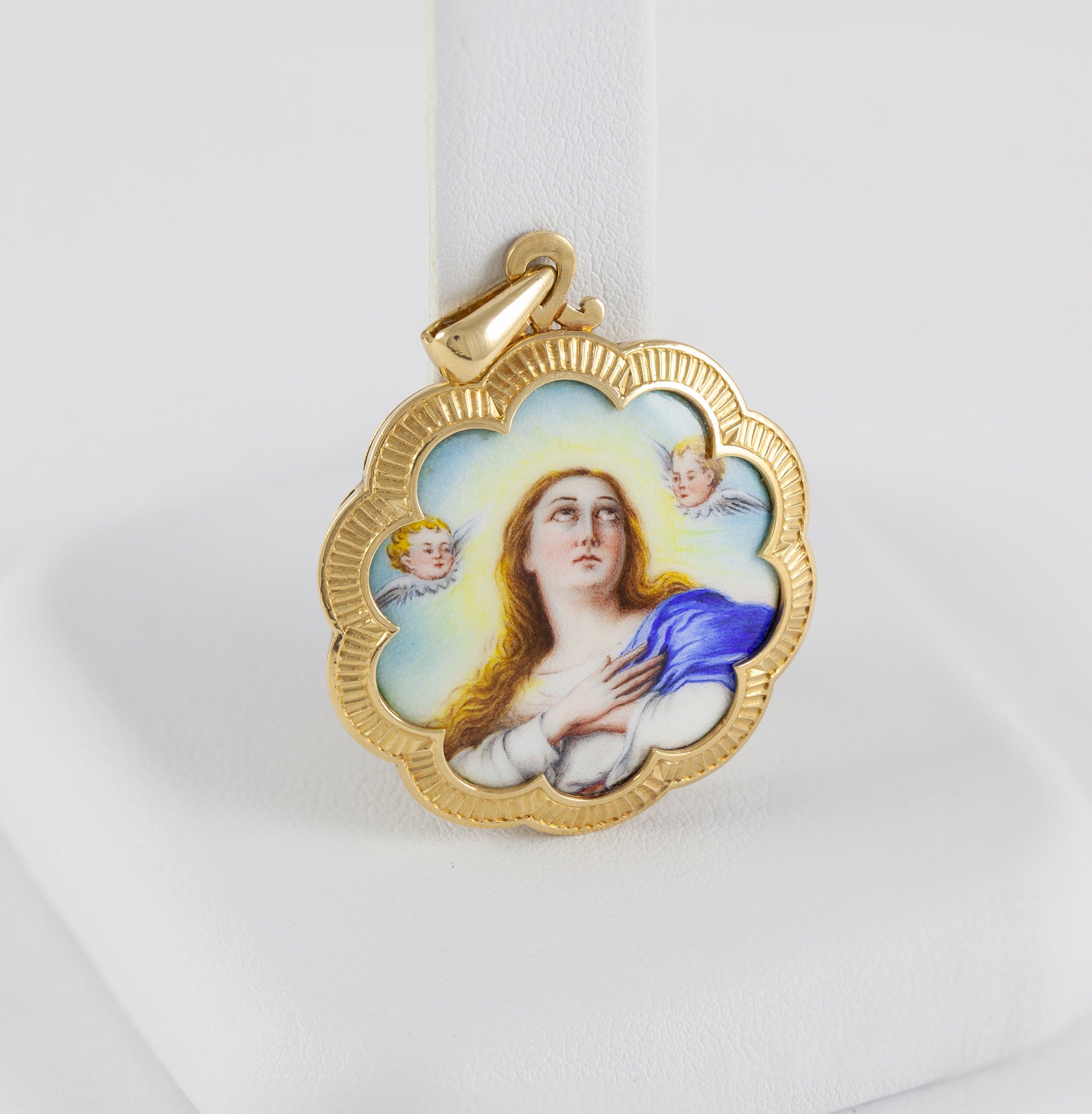 Colgante antiguo de oro amarillo 18k y porcelana esmaltada