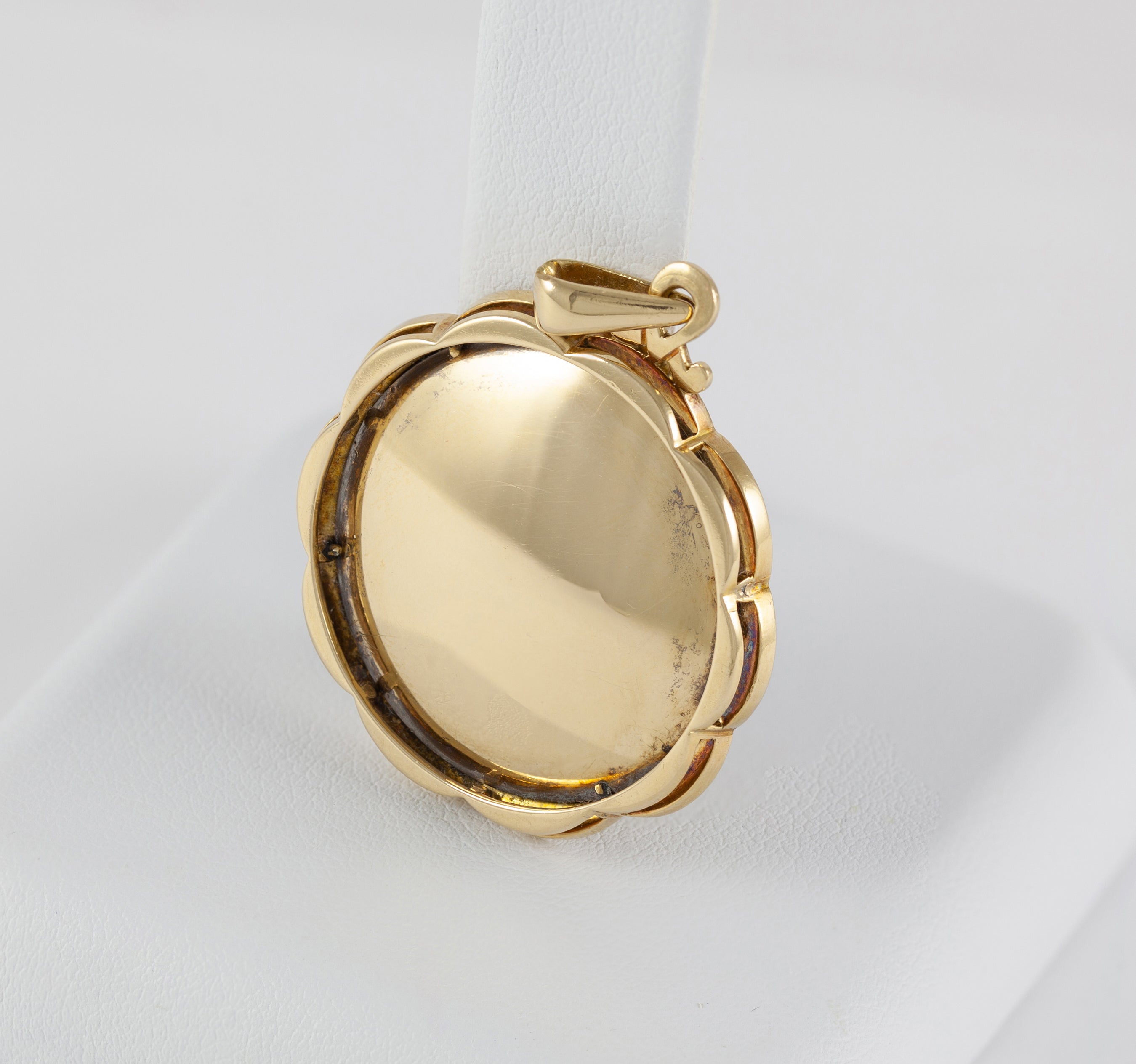 Colgante antiguo de oro amarillo 18k y porcelana esmaltada