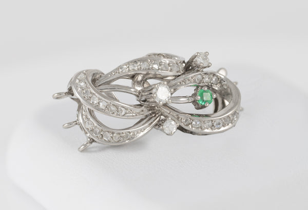 Broche-cierre de collar antiguo en oro blanco 18k con esmeralda y diamantes