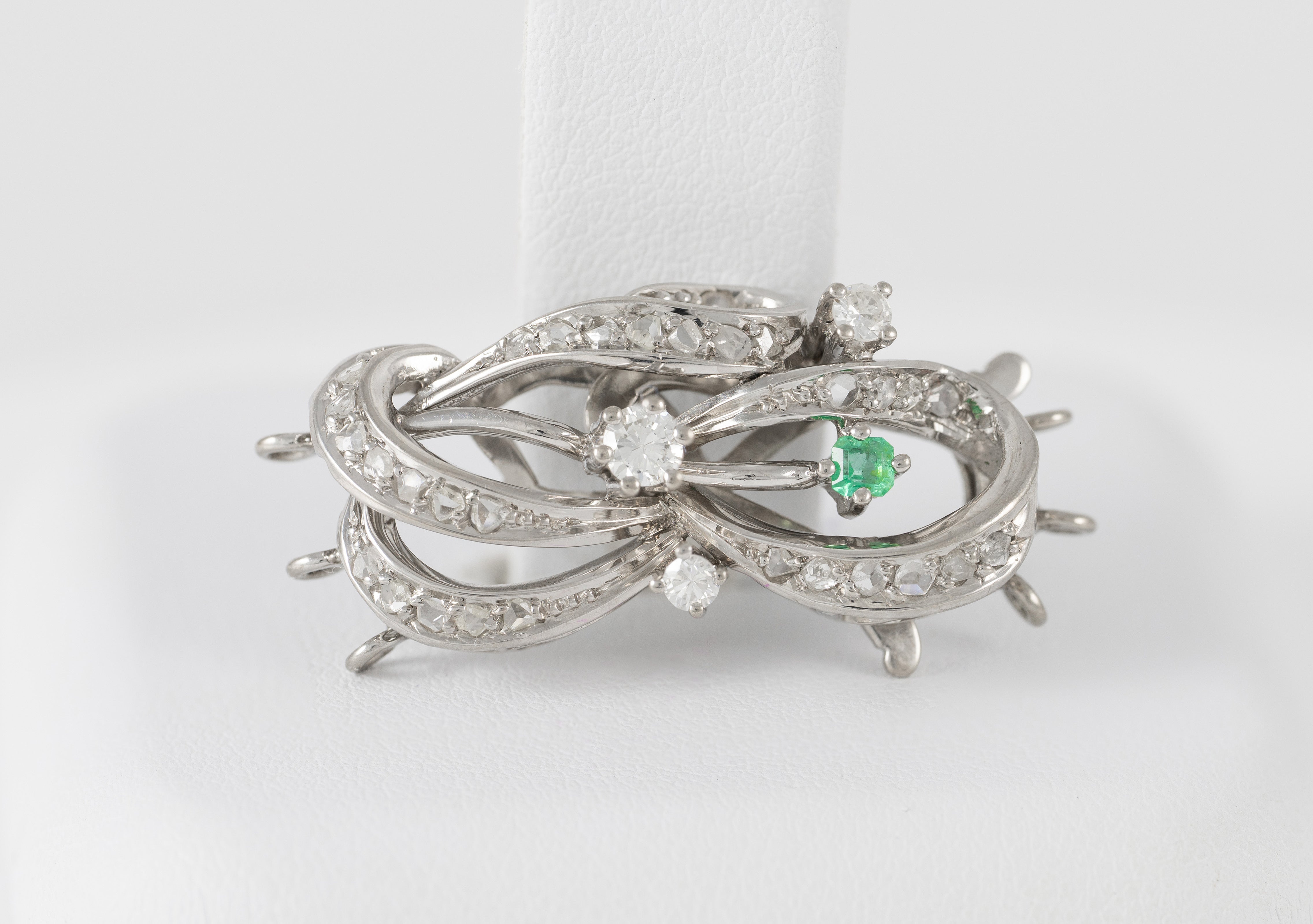 Broche-cierre de collar antiguo en oro blanco 18k con esmeralda y diamantes