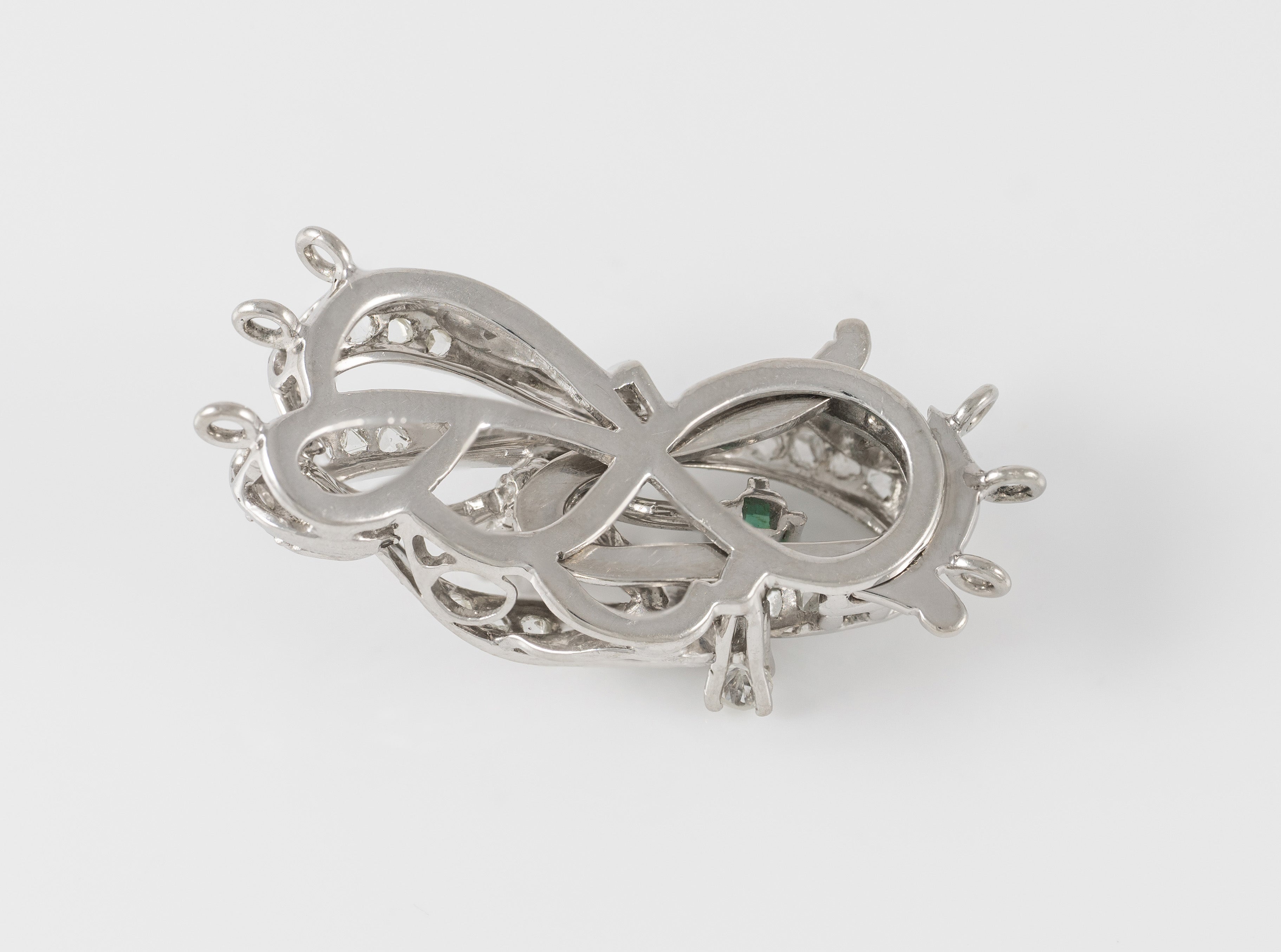 Broche-cierre de collar antiguo en oro blanco 18k con esmeralda y diamantes