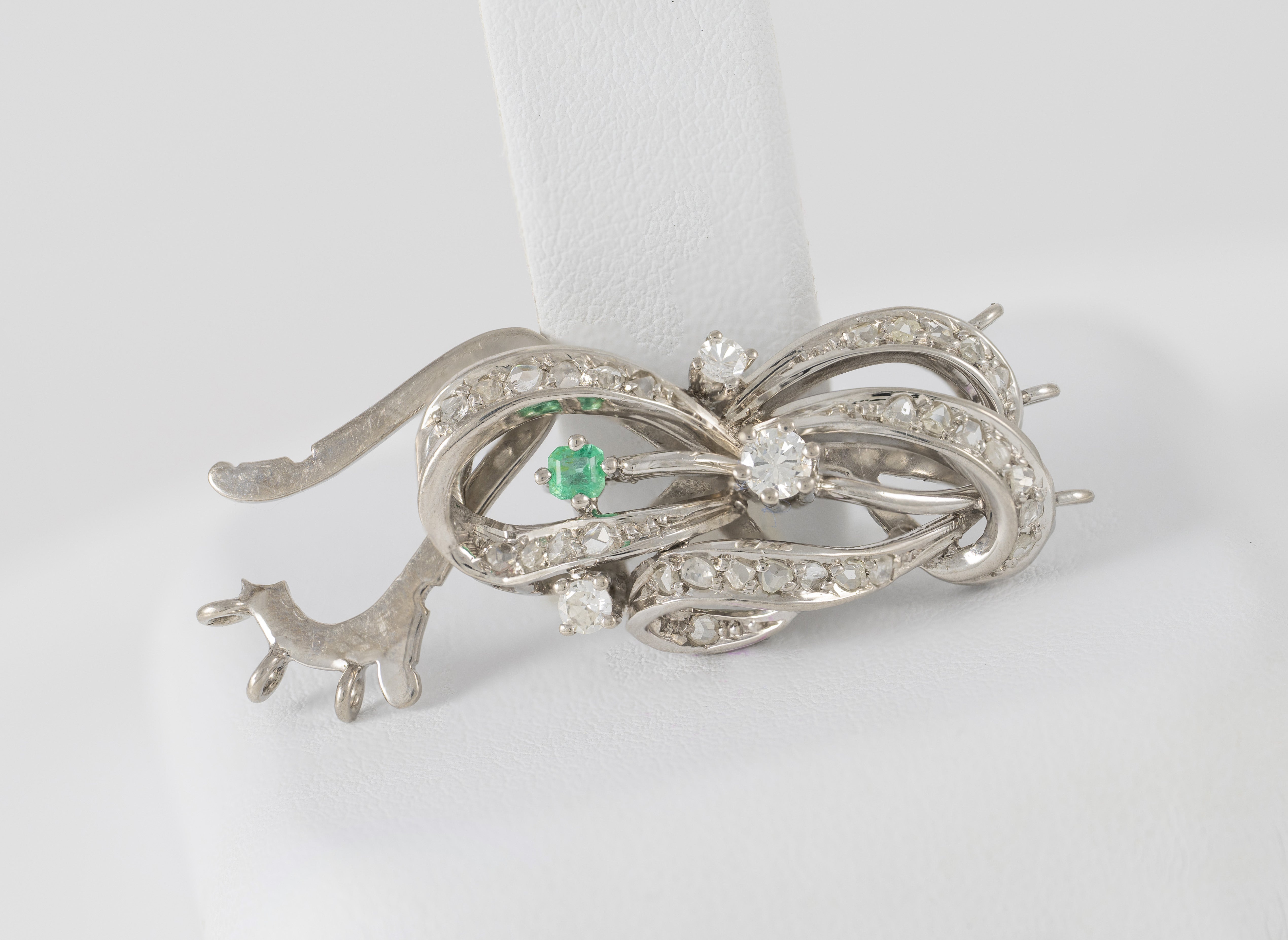 Broche-cierre de collar antiguo en oro blanco 18k con esmeralda y diamantes