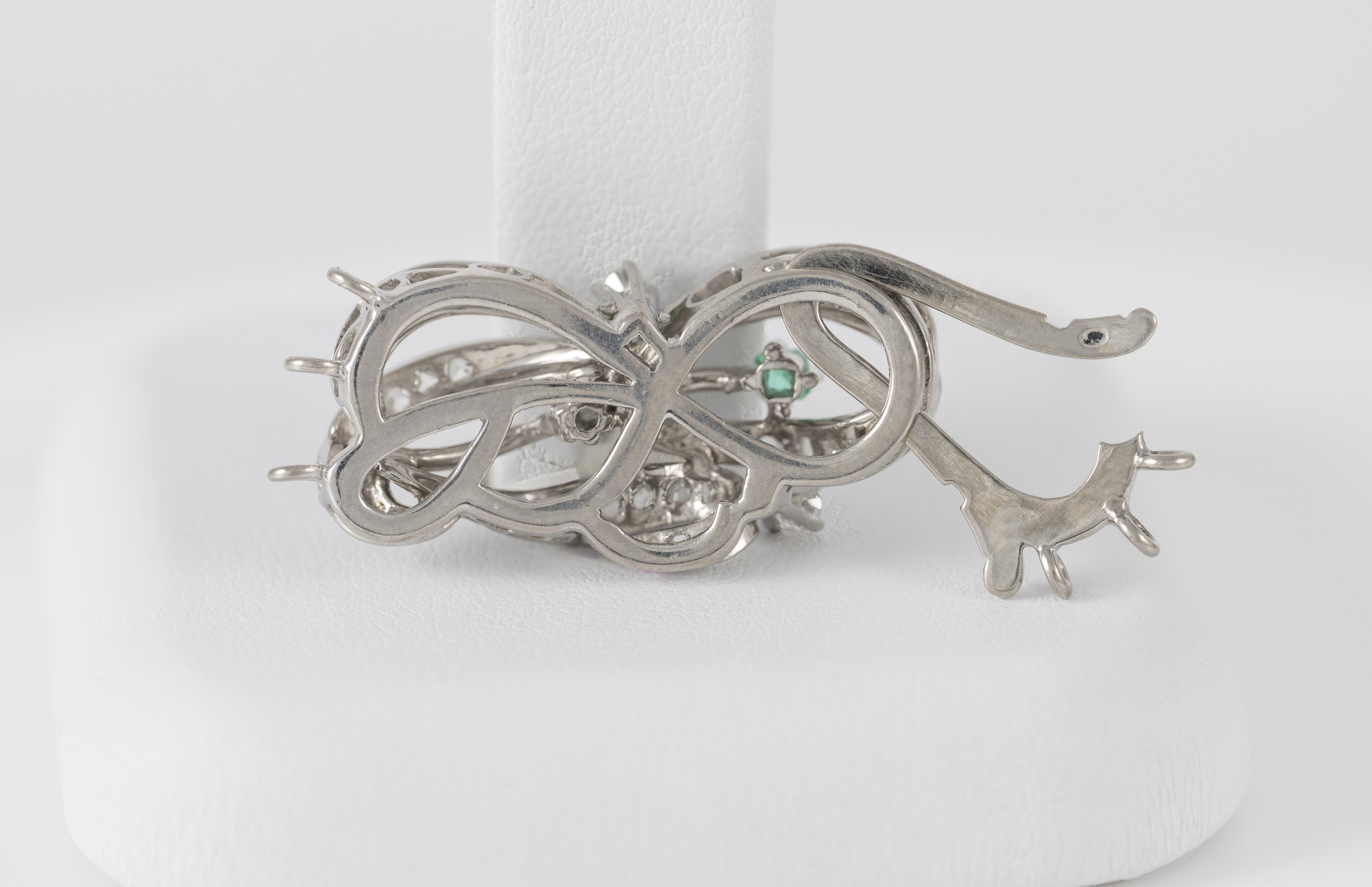 Broche-cierre de collar antiguo en oro blanco 18k con esmeralda y diamantes