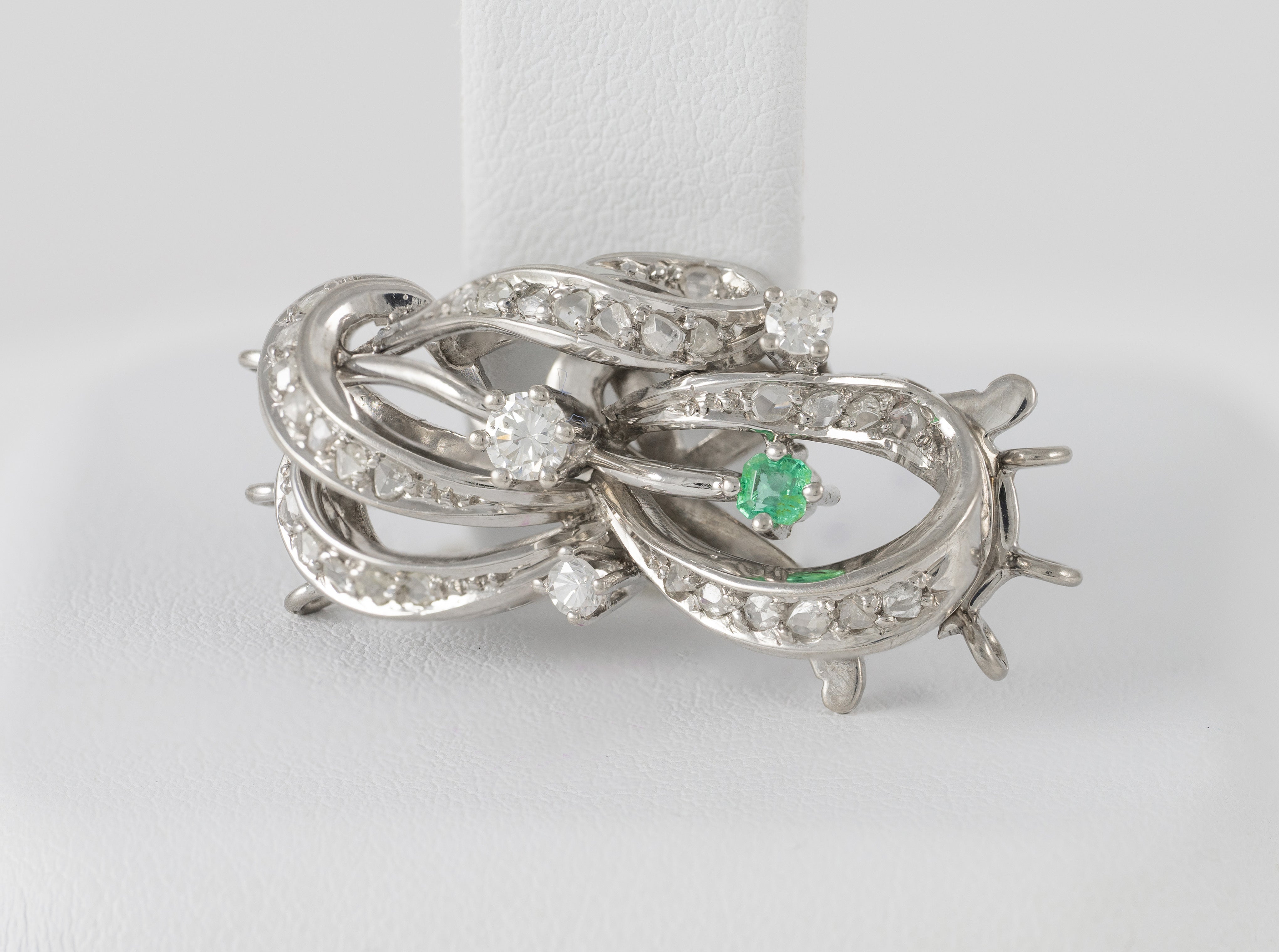 Broche-cierre de collar antiguo en oro blanco 18k con esmeralda y diamantes