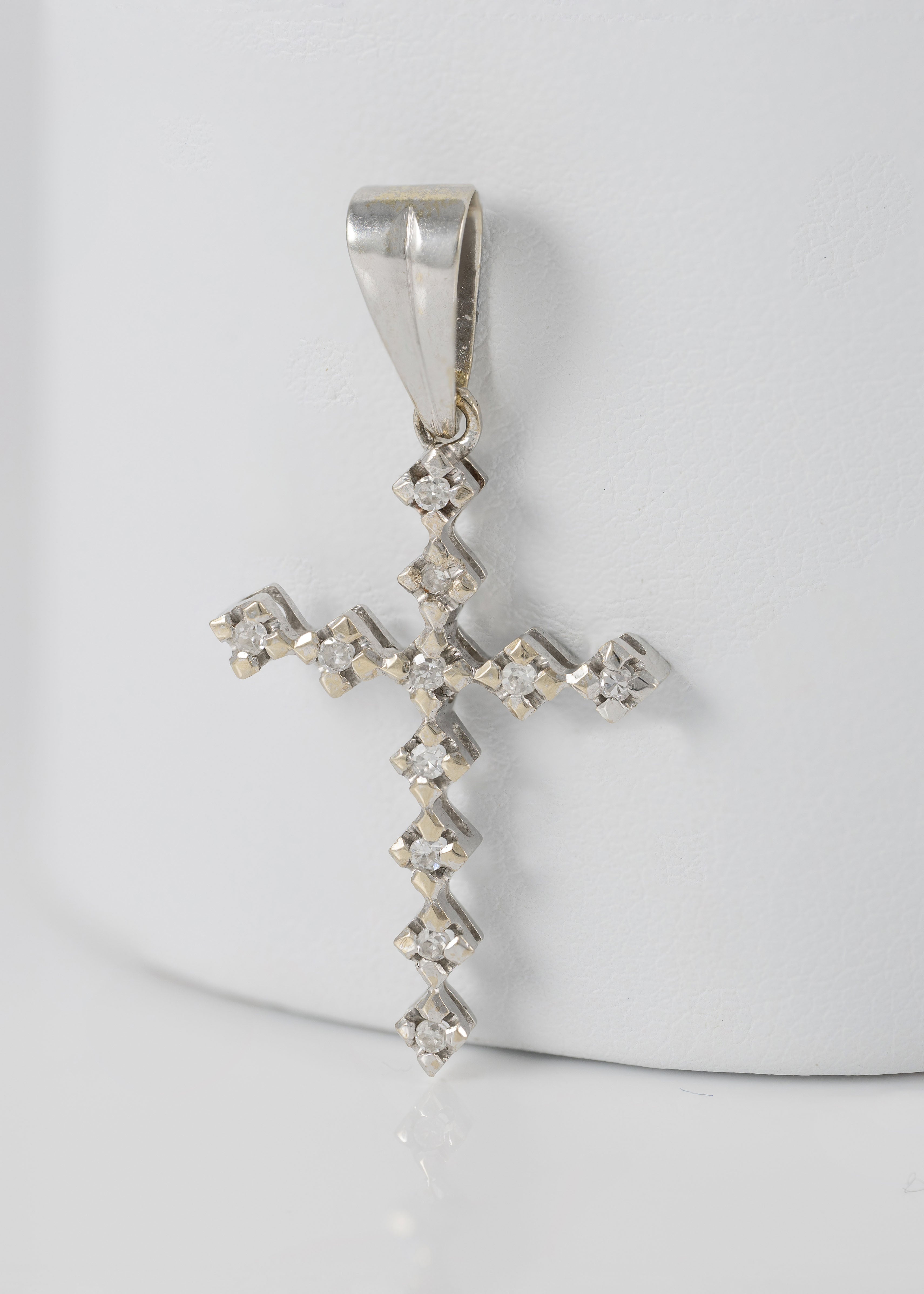 Colgante cruz antiguo en oro blanco 18k con diamantes