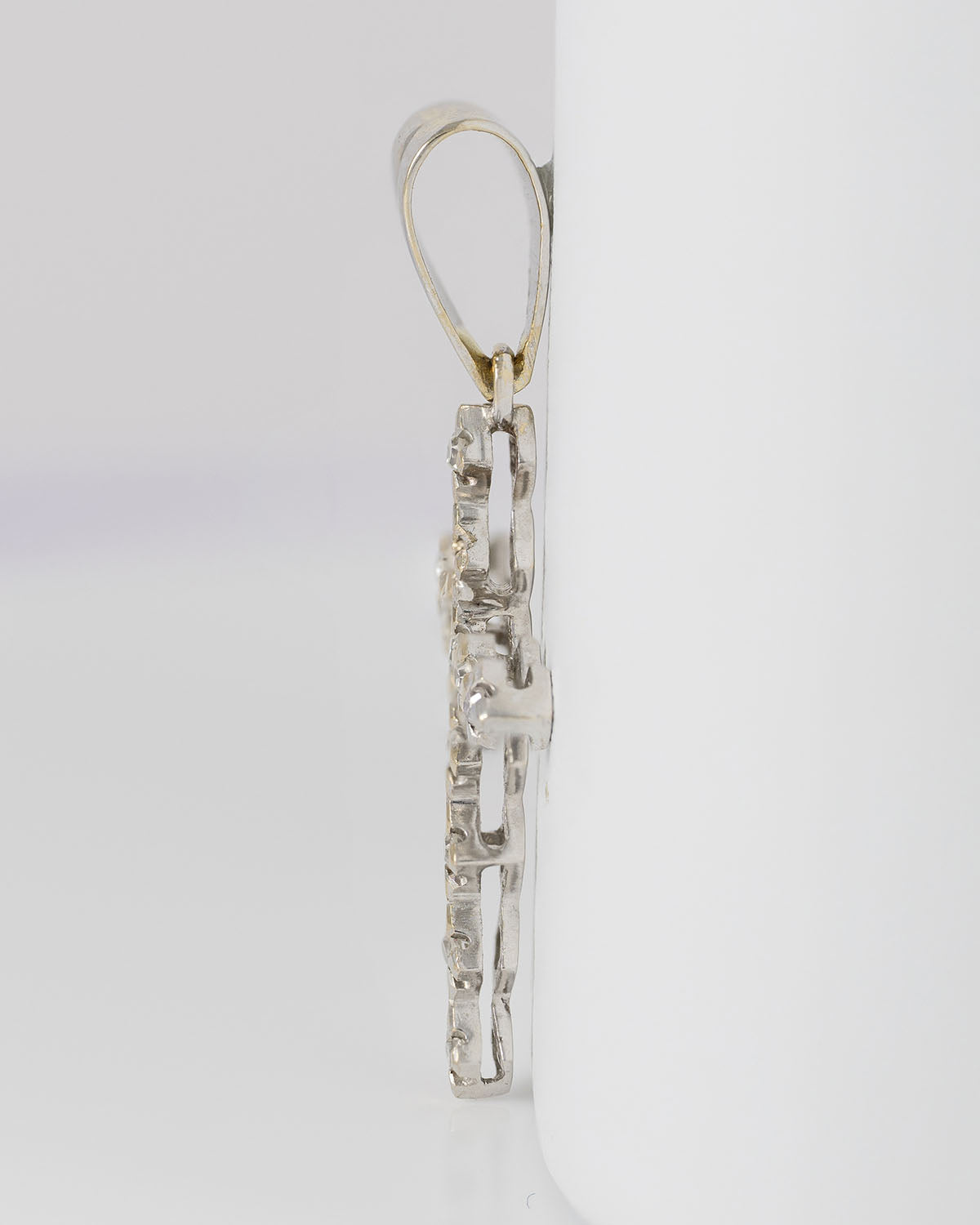 Colgante cruz antiguo en oro blanco 18k con diamantes