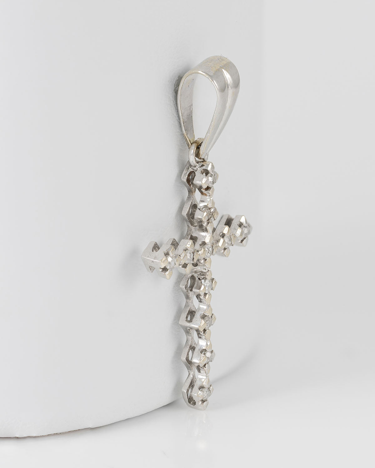 Colgante cruz antiguo en oro blanco 18k con diamantes