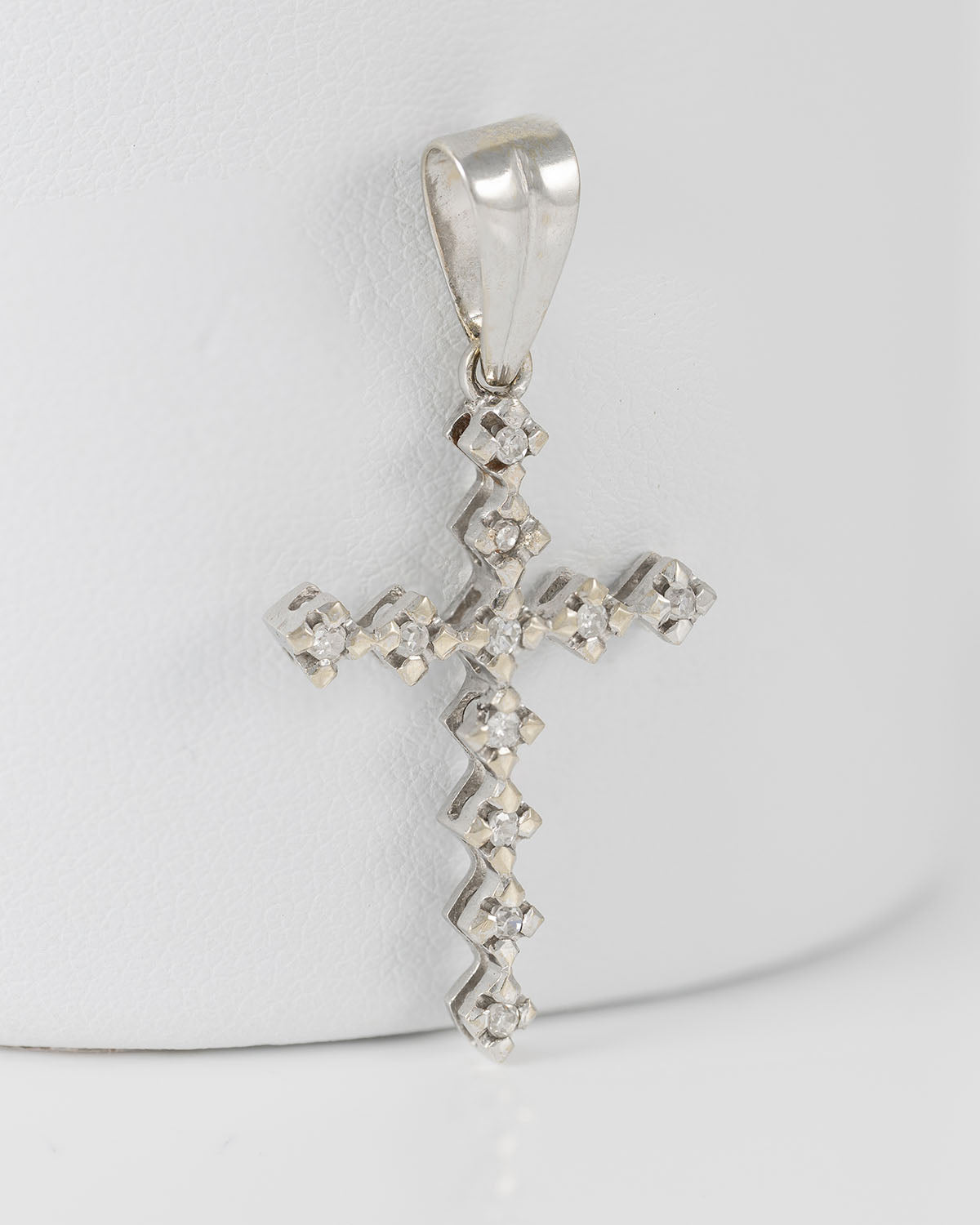 Colgante cruz antiguo en oro blanco 18k con diamantes