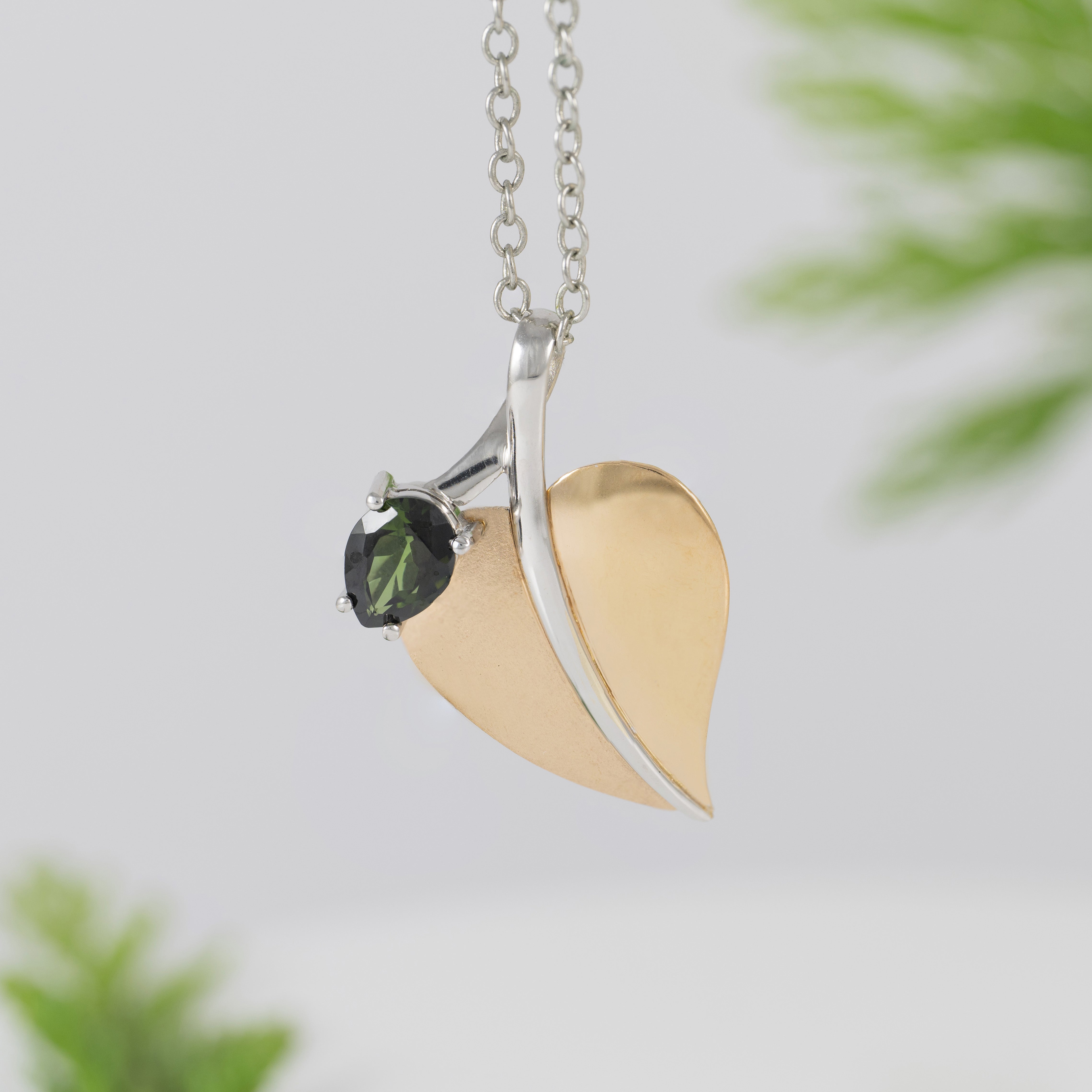 Colgante Hoja en oro amarillo y blanco 18k