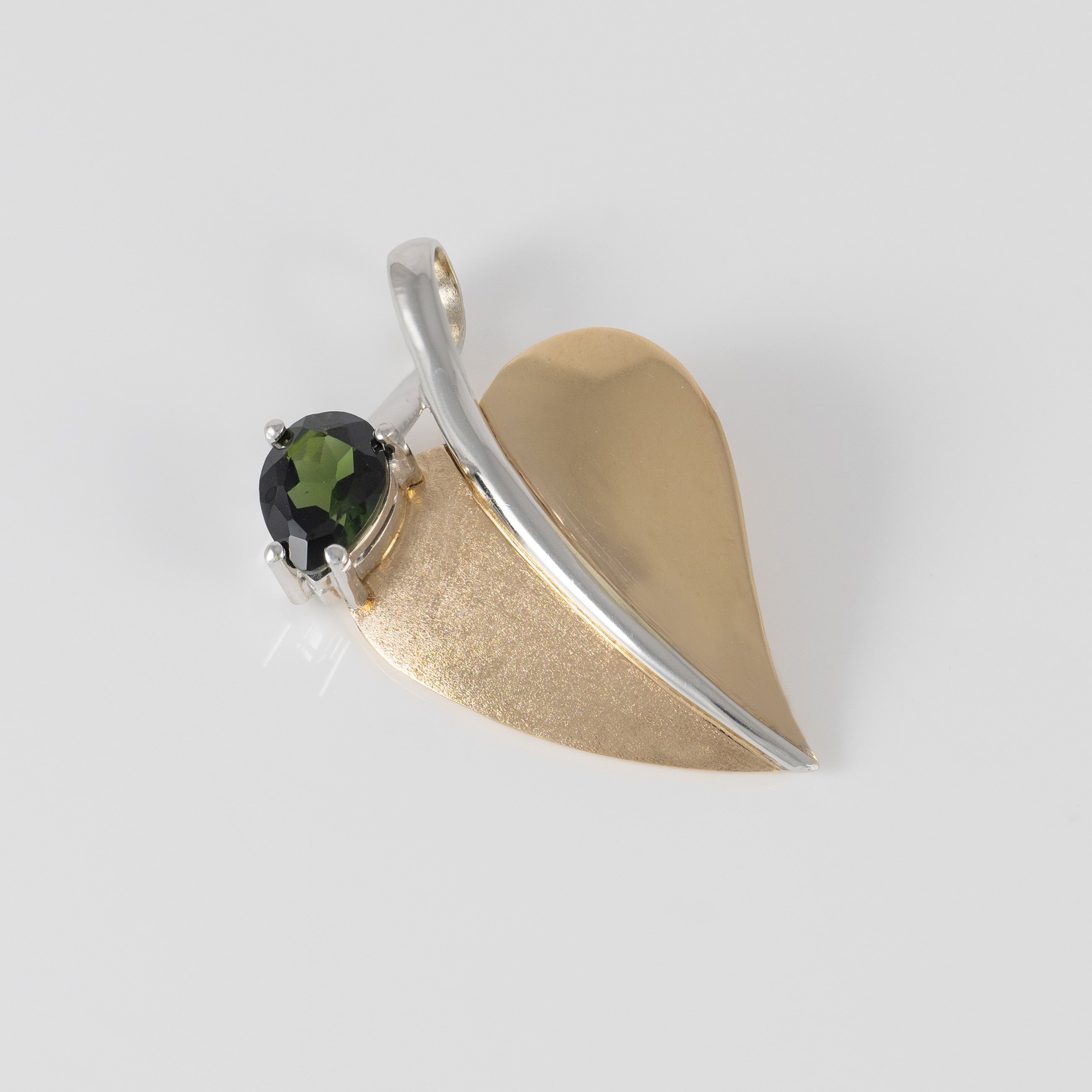 Colgante Hoja en oro amarillo y blanco 18k