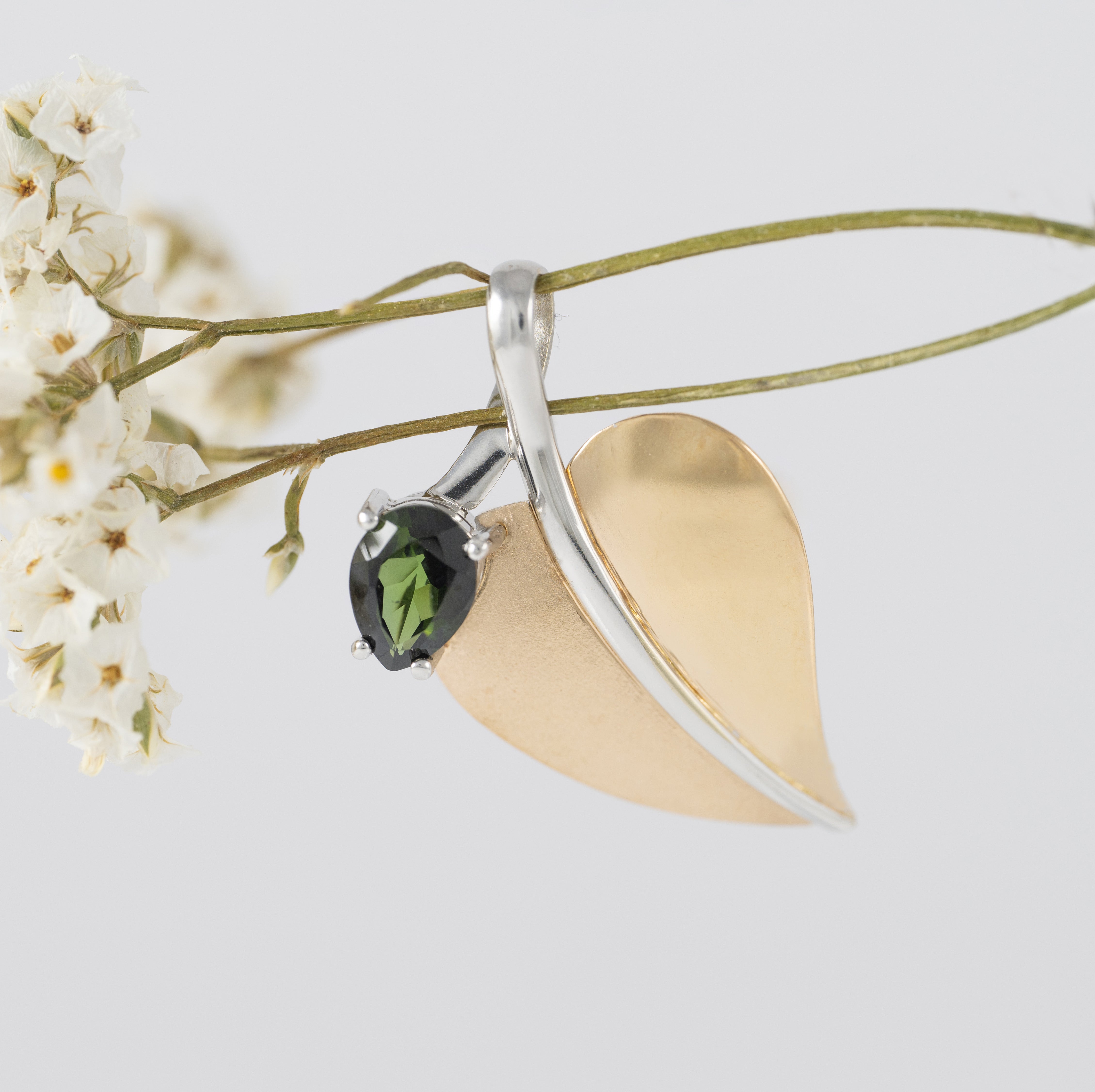 Colgante Hoja en oro amarillo y blanco 18k