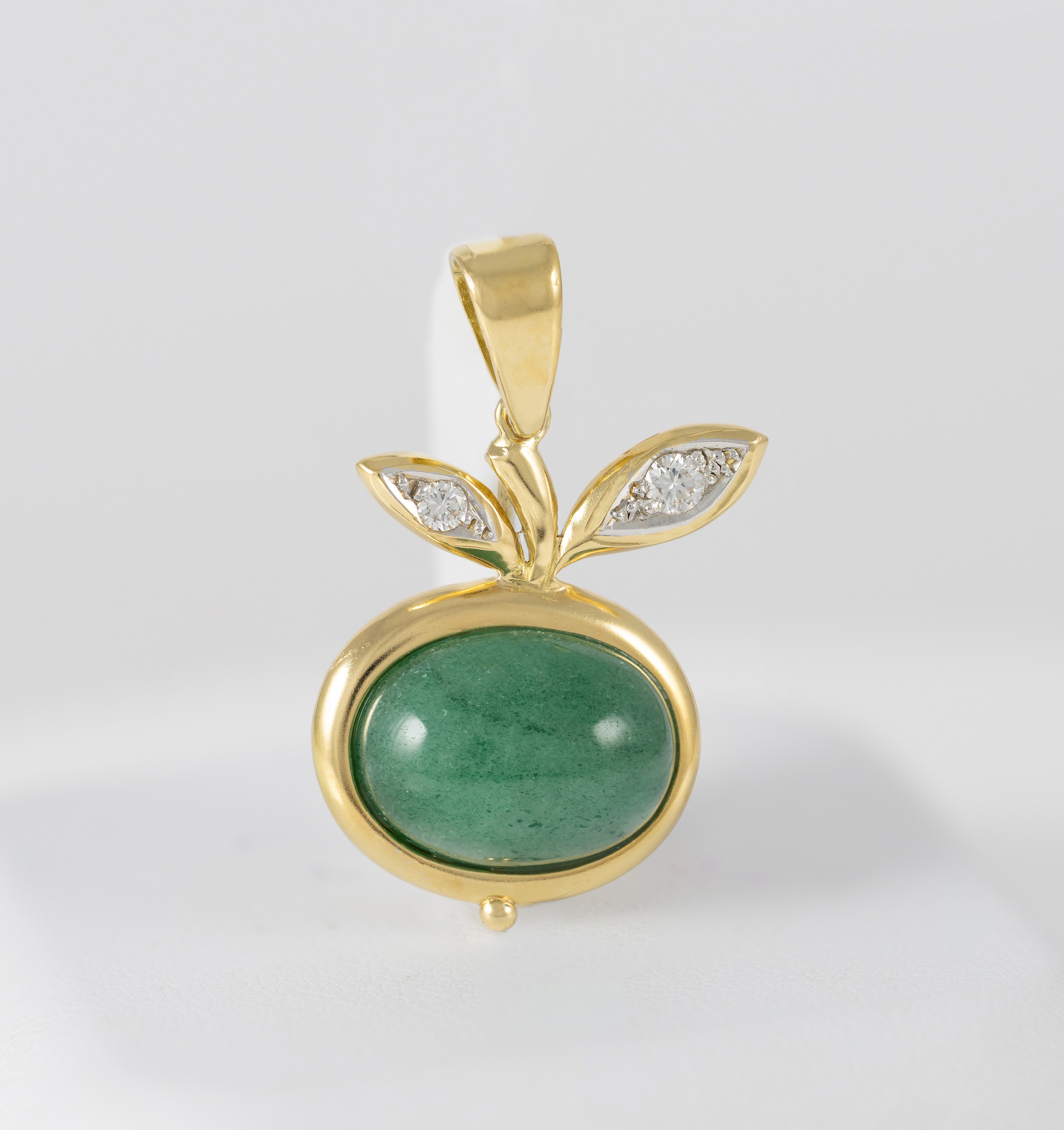 Colgante Manzana en oro amarillo 18k con brillantes y piedra verde