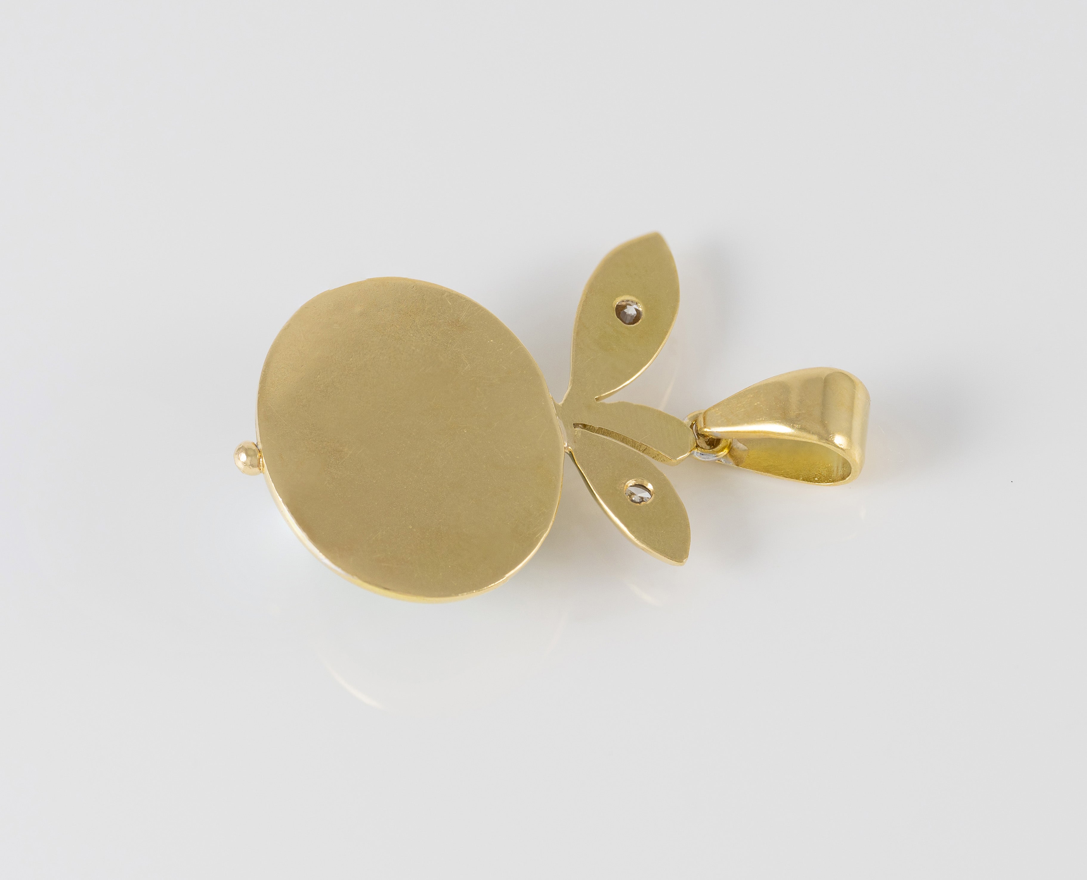 Colgante Manzana en oro amarillo 18k con brillantes y piedra verde